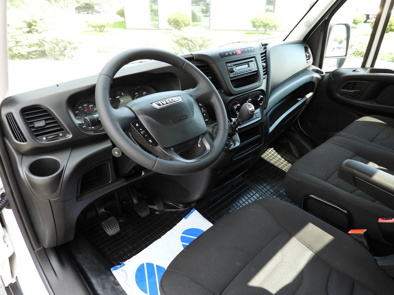 IVECO DAILY 35C15 TIPPER CRUISE CONTROL TWIN WHEELS AIR CONDITIONING 150HP - Van jungkit: gambar 2 IVECO DAILY 35C15 TIPPER CRUISE CONTROL TWIN WHEELS AIR CONDITIONING 150HP - Van jungkit: gambar 2