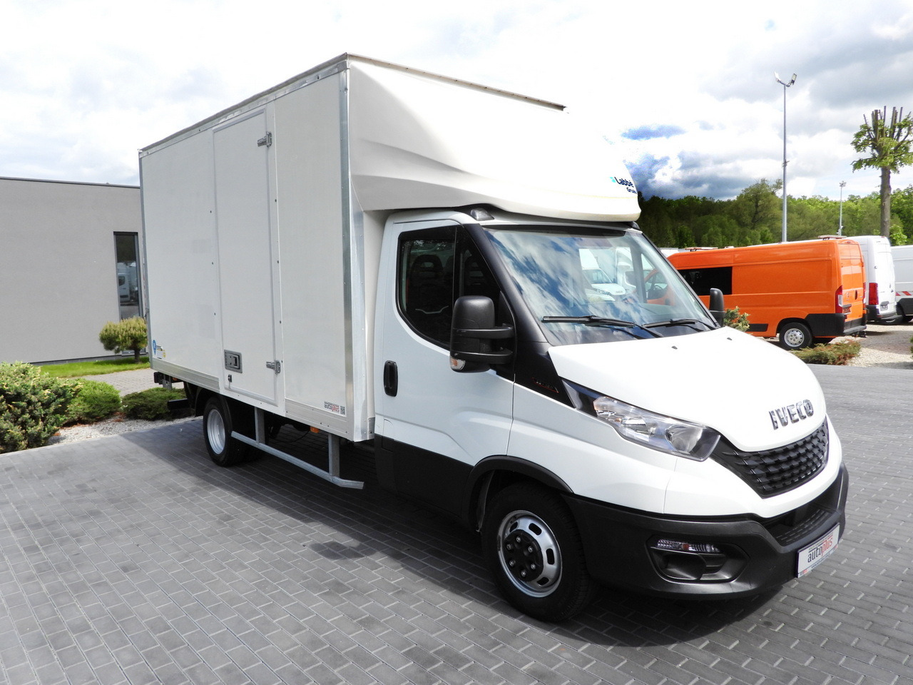 IVECO DAILY 35C16 BOX LIFT 8 PALLETS CRUISE CONTROL TWIN WHEELS AIR CONDITIONING 160HP - Van box: gambar 4 IVECO DAILY 35C16 BOX LIFT 8 PALLETS CRUISE CONTROL TWIN WHEELS AIR CONDITIONING 160HP - Van box: gambar 4
