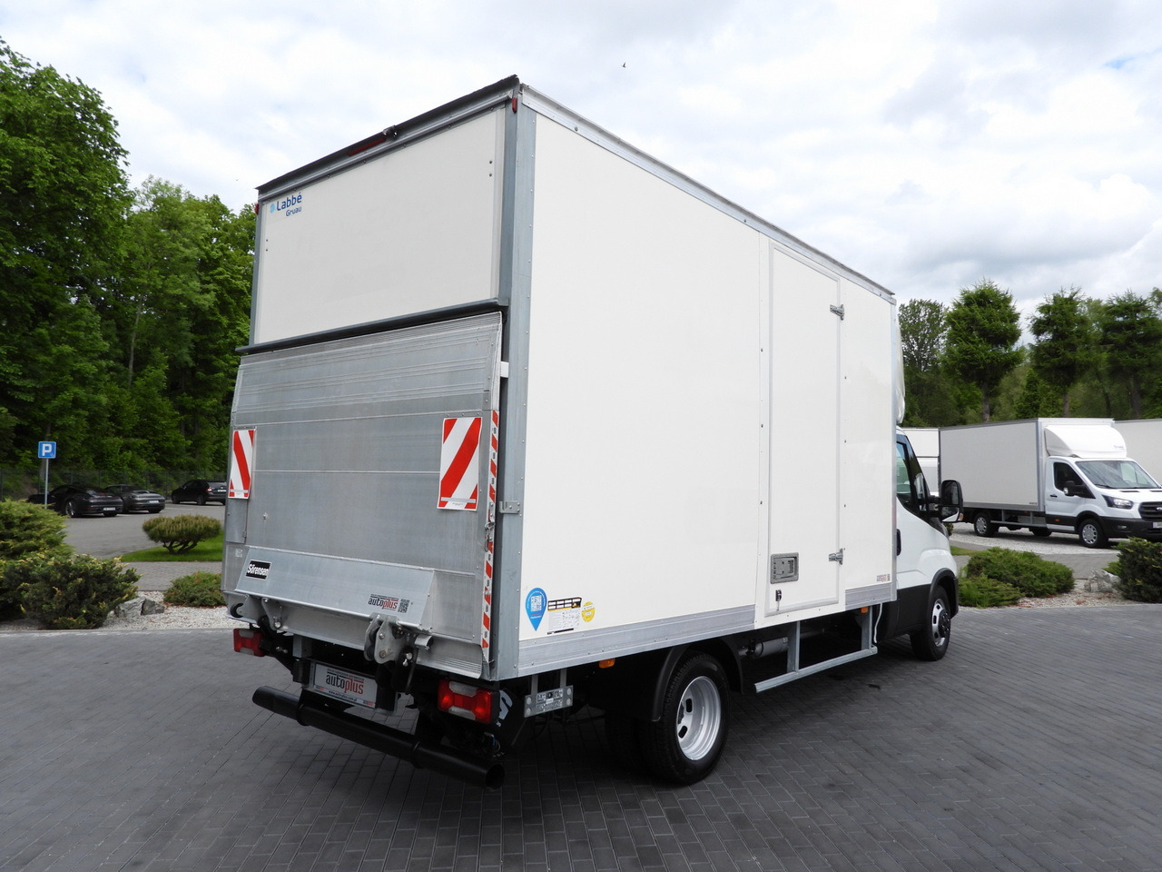 IVECO DAILY 35C16 BOX LIFT 8 PALLETS CRUISE CONTROL TWIN WHEELS AIR CONDITIONING 160HP - Van box: gambar 3 IVECO DAILY 35C16 BOX LIFT 8 PALLETS CRUISE CONTROL TWIN WHEELS AIR CONDITIONING 160HP - Van box: gambar 3