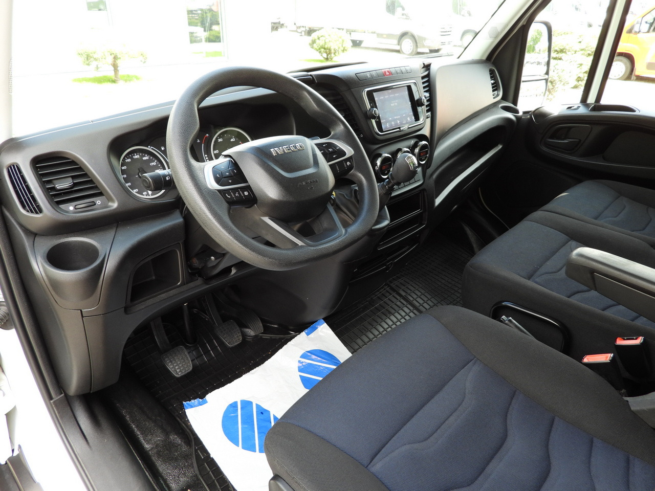 IVECO DAILY 35C16 BOX LIFT 8 PALLETS CRUISE CONTROL TWIN WHEELS AIR CONDITIONING 160HP - Van box: gambar 2 IVECO DAILY 35C16 BOX LIFT 8 PALLETS CRUISE CONTROL TWIN WHEELS AIR CONDITIONING 160HP - Van box: gambar 2