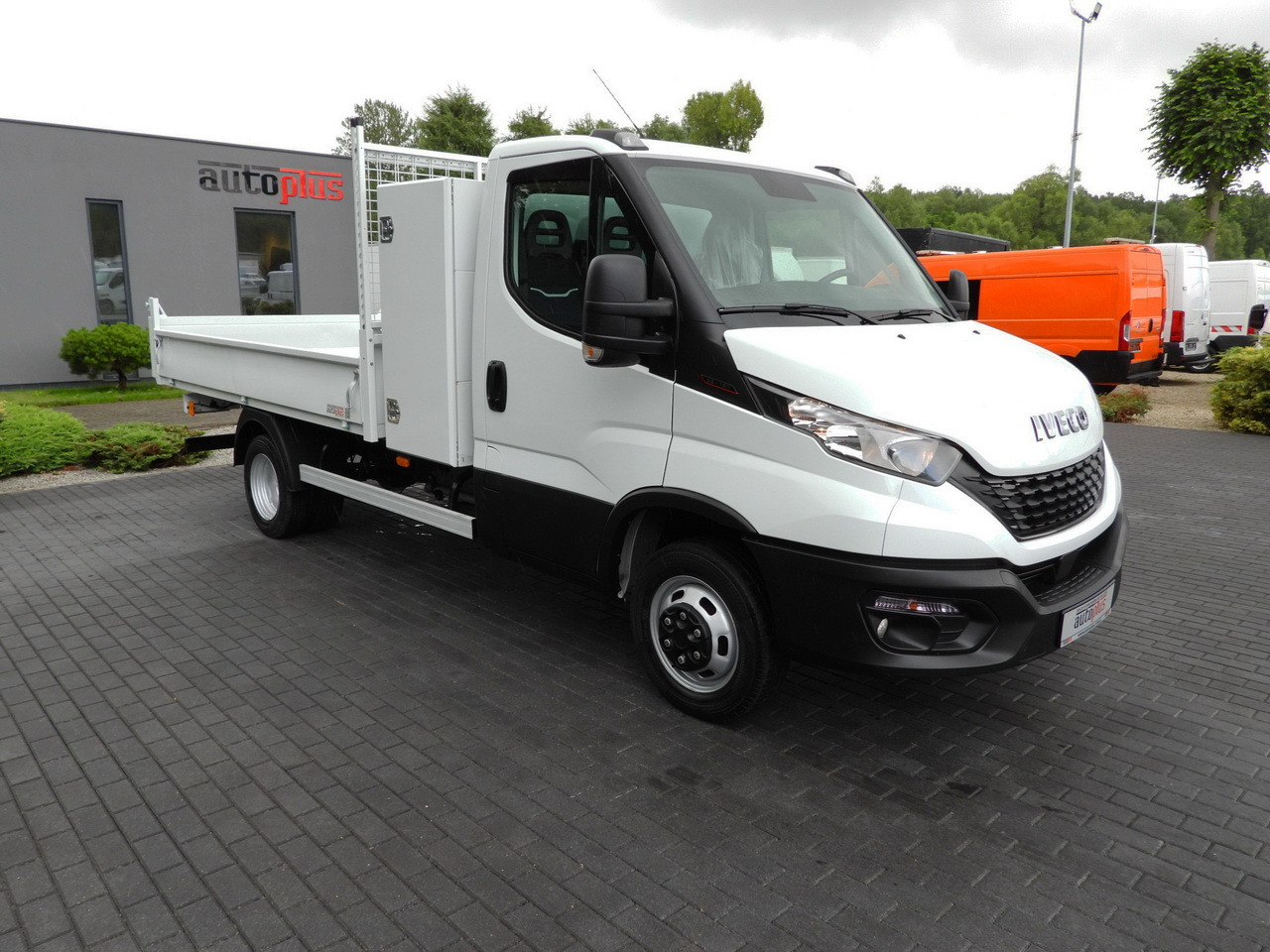 IVECO DAILY 35C16 TIPPER CRUISE CONTROL AIR CONDITIONING TWIN WHEELS 160HP - Van jungkit: gambar 4 IVECO DAILY 35C16 TIPPER CRUISE CONTROL AIR CONDITIONING TWIN WHEELS 160HP - Van jungkit: gambar 4