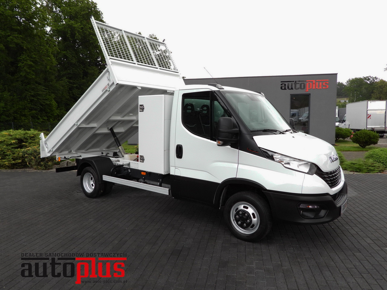 IVECO DAILY 35C16 TIPPER CRUISE CONTROL AIR CONDITIONING TWIN WHEELS 160HP - Van jungkit: gambar 1 IVECO DAILY 35C16 TIPPER CRUISE CONTROL AIR CONDITIONING TWIN WHEELS 160HP - Van jungkit: gambar 1