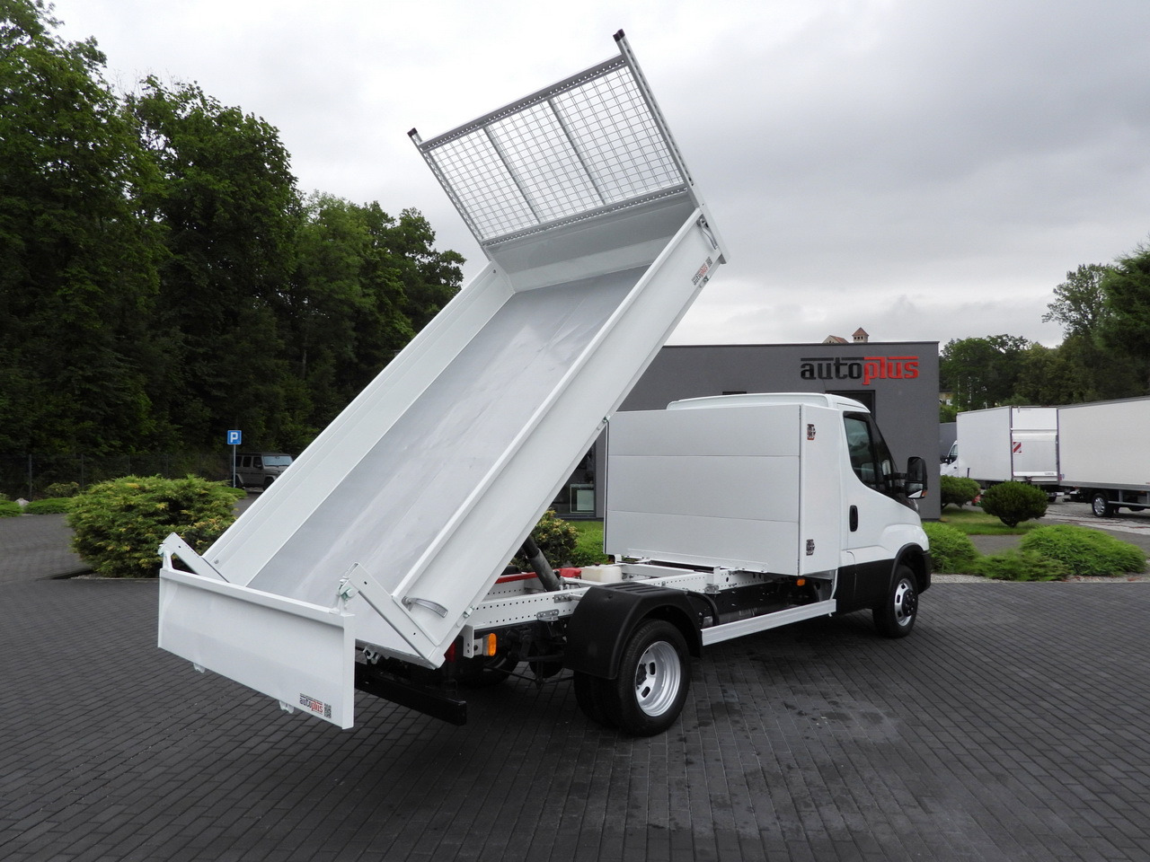 IVECO DAILY 35C16 TIPPER CRUISE CONTROL AIR CONDITIONING TWIN WHEELS 160HP - Van jungkit: gambar 3 IVECO DAILY 35C16 TIPPER CRUISE CONTROL AIR CONDITIONING TWIN WHEELS 160HP - Van jungkit: gambar 3