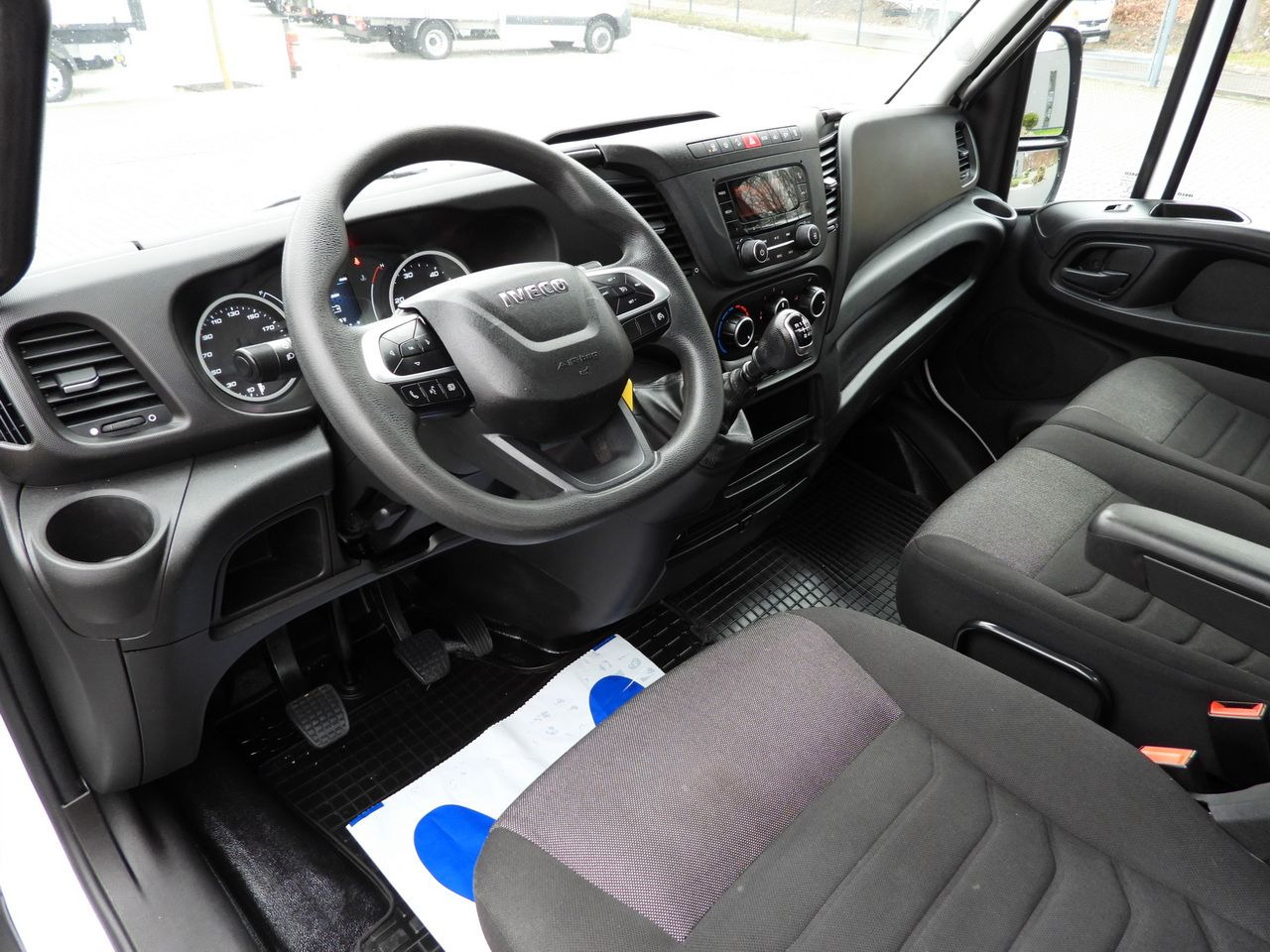 IVECO DAILY 35C16 TIPPER CRUISE CONTROL TWIN WHEELS AIR CONDITIONING 160HP - Van jungkit: gambar 2 IVECO DAILY 35C16 TIPPER CRUISE CONTROL TWIN WHEELS AIR CONDITIONING 160HP - Van jungkit: gambar 2