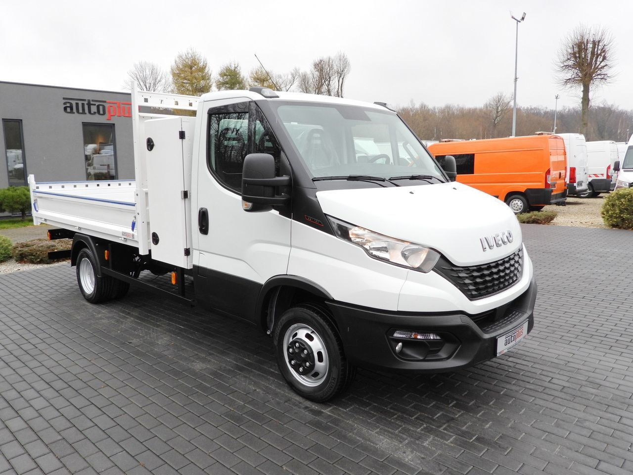 IVECO DAILY 35C16 TIPPER CRUISE CONTROL TWIN WHEELS AIR CONDITIONING 160HP - Van jungkit: gambar 4 IVECO DAILY 35C16 TIPPER CRUISE CONTROL TWIN WHEELS AIR CONDITIONING 160HP - Van jungkit: gambar 4
