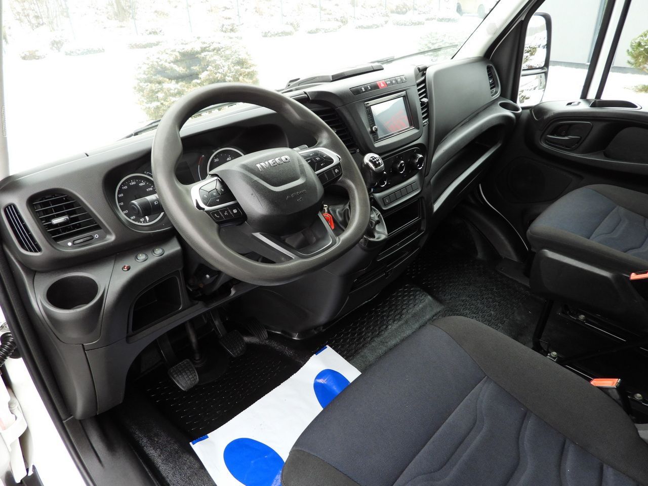 IVECO DAILY 35C16 TIPPER DOUBLE CABIN DOKA 6 SEATS CRUISE CONTROL NAVIGATION TWIN WHEELS AIR CONDITIONING 160HP - Van jungkit: gambar 2 IVECO DAILY 35C16 TIPPER DOUBLE CABIN DOKA 6 SEATS CRUISE CONTROL NAVIGATION TWIN WHEELS AIR CONDITIONING 160HP - Van jungkit: gambar 2