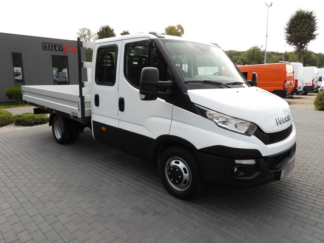 IVECO DAILY 35C17 STAKE BODY DOUBLE CABIN DOKA 7 SEATS CRUISE CONTROL TWIN WHEELS AIR CONDITIONING 170HP - Van flatbed: gambar 4 IVECO DAILY 35C17 STAKE BODY DOUBLE CABIN DOKA 7 SEATS CRUISE CONTROL TWIN WHEELS AIR CONDITIONING 170HP - Van flatbed: gambar 4