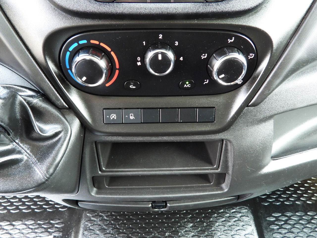 Van kombi IVECO DAILY 35S12 STAKE BODY DOUBLE CABIN DOKA 7 SEATS AIR CONDITIONING  120HP: gambar 29