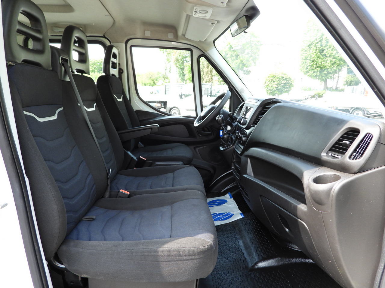 Van kombi IVECO DAILY 35S12 STAKE BODY DOUBLE CABIN DOKA 7 SEATS AIR CONDITIONING  120HP: gambar 31
