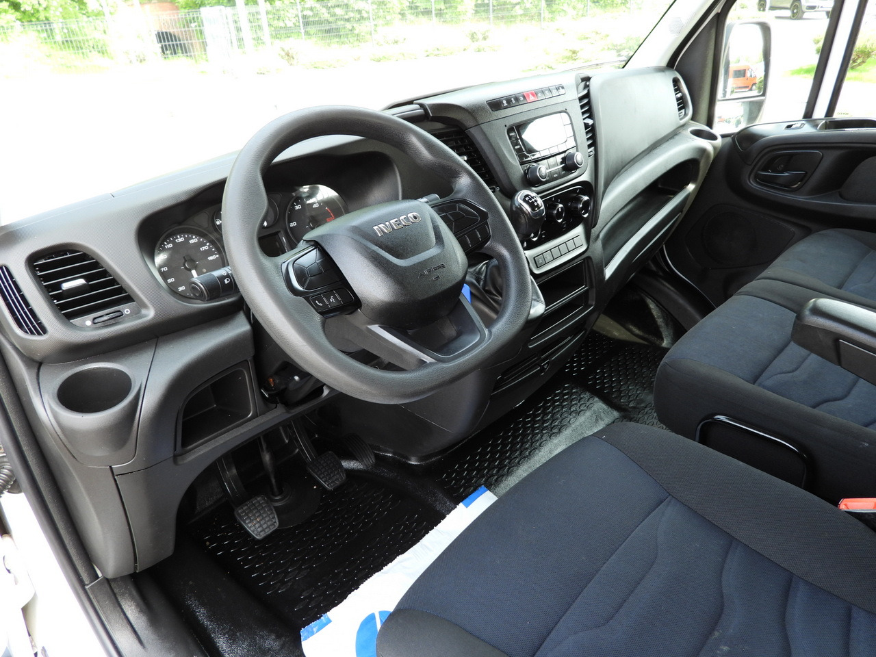 IVECO DAILY 35S12 STAKE BODY DOUBLE CABIN DOKA 7 SEATS AIR CONDITIONING 120HP - Van flatbed: gambar 2 IVECO DAILY 35S12 STAKE BODY DOUBLE CABIN DOKA 7 SEATS AIR CONDITIONING 120HP - Van flatbed: gambar 2