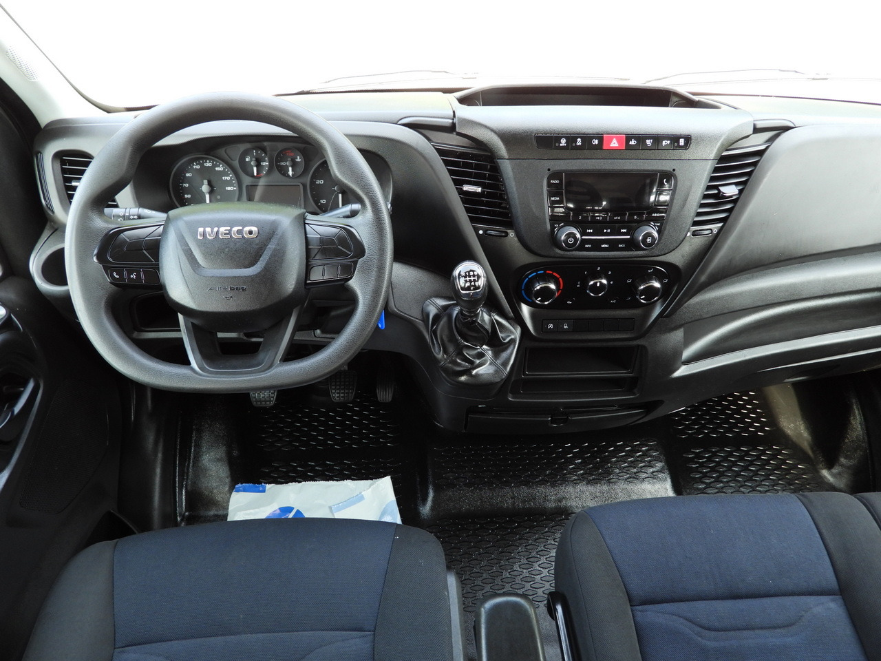 Van kombi IVECO DAILY 35S12 STAKE BODY DOUBLE CABIN DOKA 7 SEATS AIR CONDITIONING  120HP: gambar 24