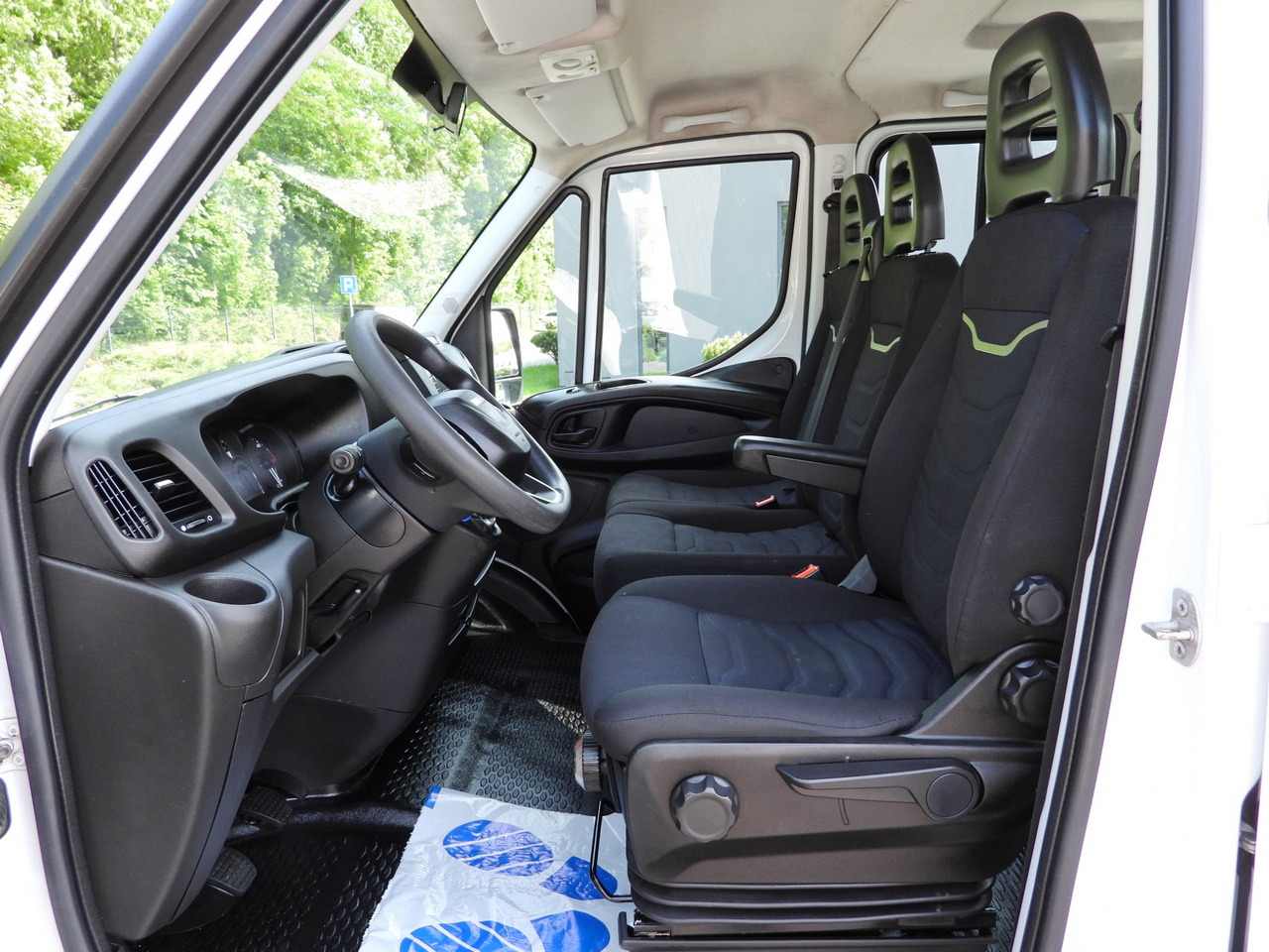 Van kombi IVECO DAILY 35S12 STAKE BODY DOUBLE CABIN DOKA 7 SEATS AIR CONDITIONING  120HP: gambar 21