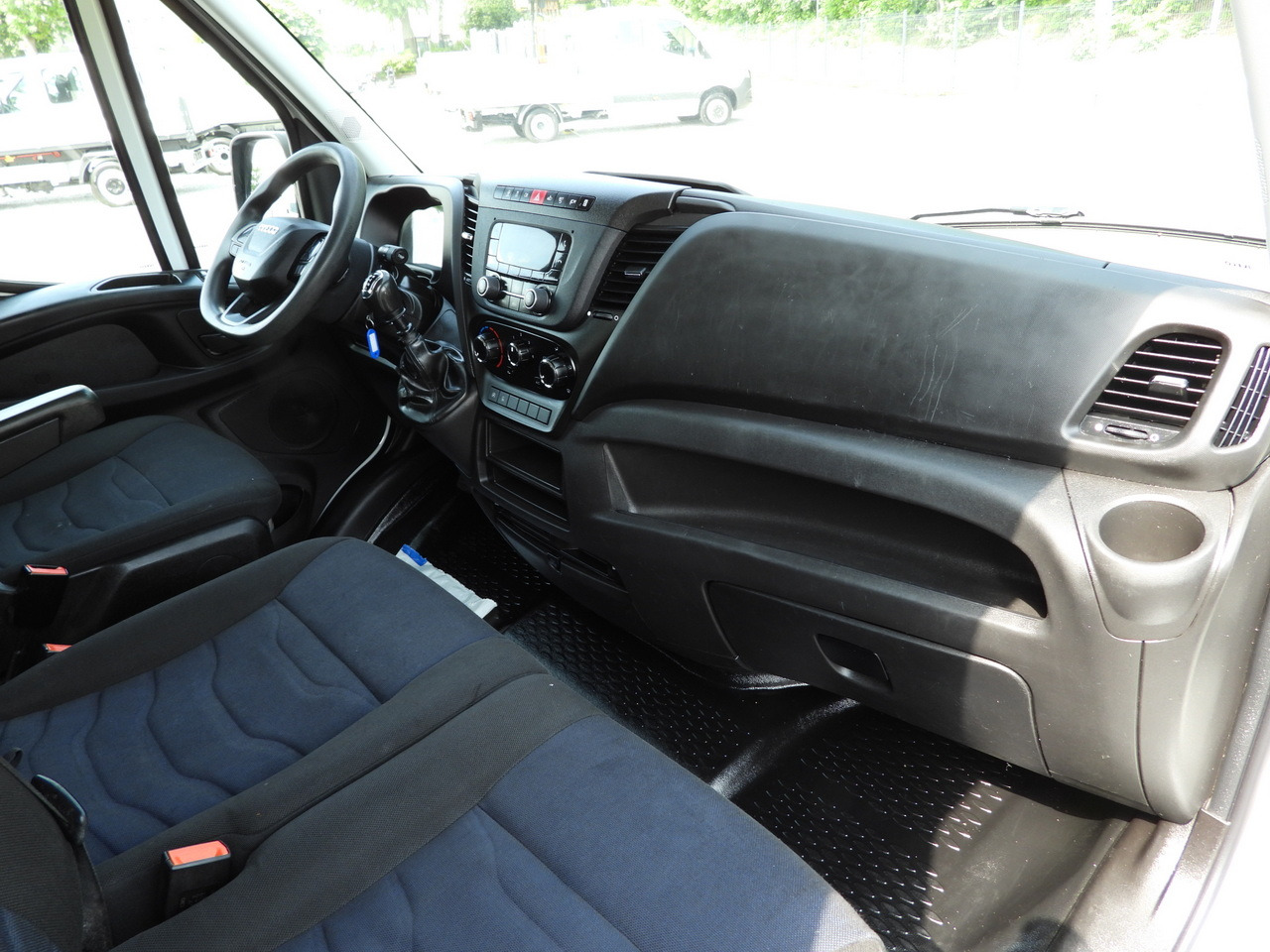 Van kombi IVECO DAILY 35S12 STAKE BODY DOUBLE CABIN DOKA 7 SEATS AIR CONDITIONING  120HP: gambar 32