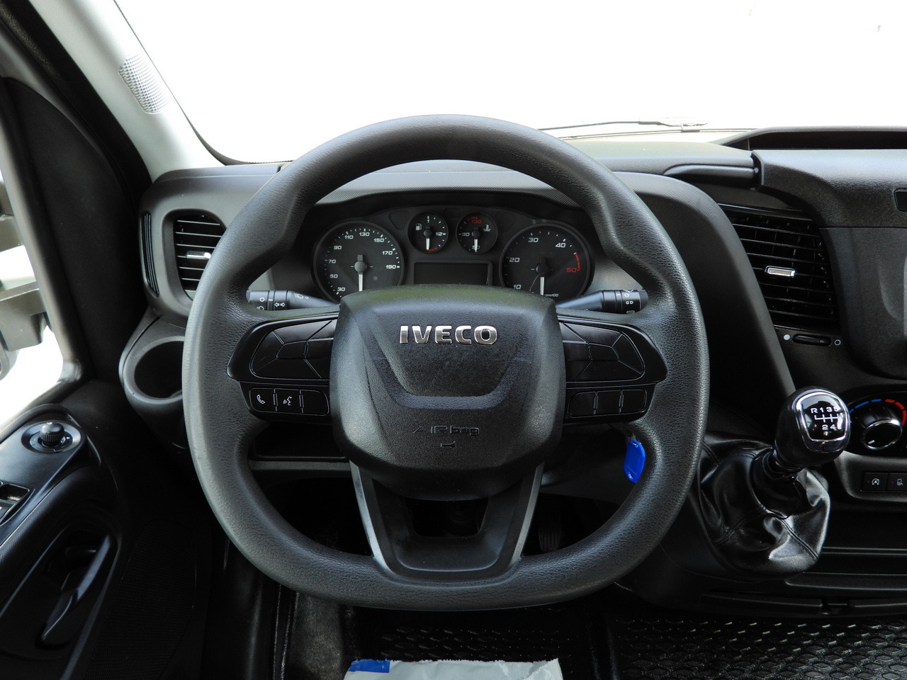 Van kombi IVECO DAILY 35S12 STAKE BODY DOUBLE CABIN DOKA 7 SEATS AIR CONDITIONING  120HP: gambar 25