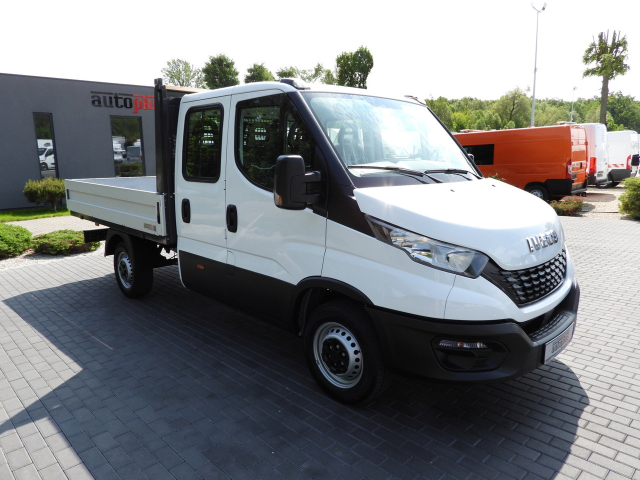 IVECO DAILY 35S12 STAKE BODY DOUBLE CABIN DOKA 7 SEATS AIR CONDITIONING 120HP - Van flatbed: gambar 4 IVECO DAILY 35S12 STAKE BODY DOUBLE CABIN DOKA 7 SEATS AIR CONDITIONING 120HP - Van flatbed: gambar 4