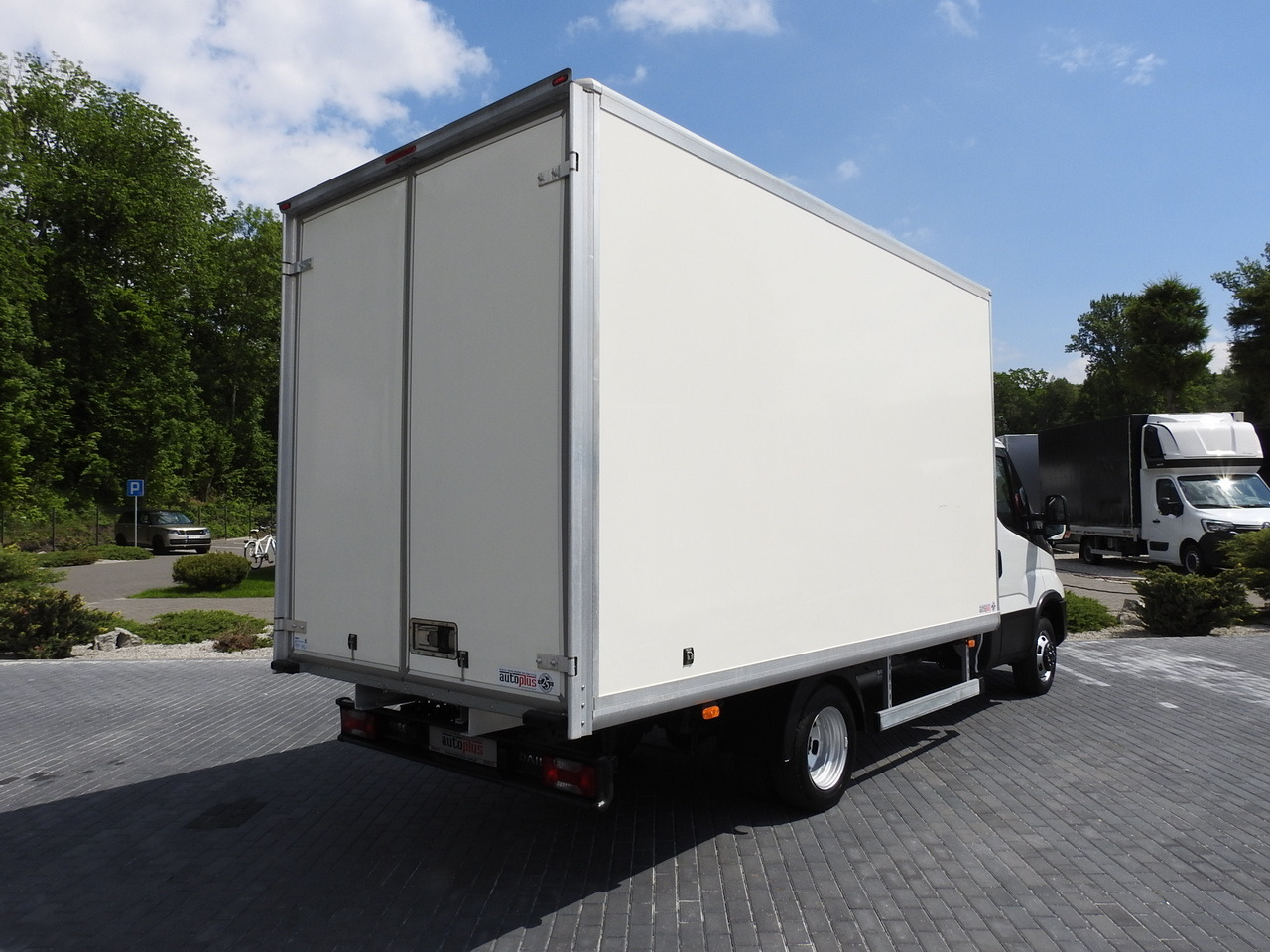 IVECO DAILY 35S14 8 PALLETS CRUISE CONTROL TWIN WHEELS AIR CONDITIONING 140HP - Van box: gambar 3 IVECO DAILY 35S14 8 PALLETS CRUISE CONTROL TWIN WHEELS AIR CONDITIONING 140HP - Van box: gambar 3