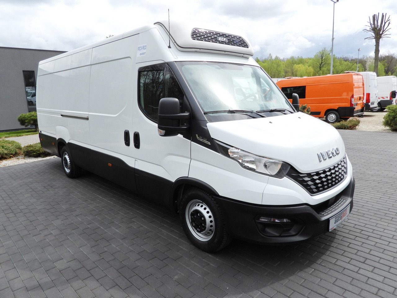 IVECO DAILY 35S14 REFRIGERATOR VAN 0*C POWER SUPPLY 230V CRUISE CONTROL AUTOMATIC TRANSMISSION HI-MATIC AIR CONDITIONING 140HP - Van berpendingin: gambar 4 IVECO DAILY 35S14 REFRIGERATOR VAN 0*C POWER SUPPLY 230V CRUISE CONTROL AUTOMATIC TRANSMISSION HI-MATIC AIR CONDITIONING 140HP - Van berpendingin: gambar 4