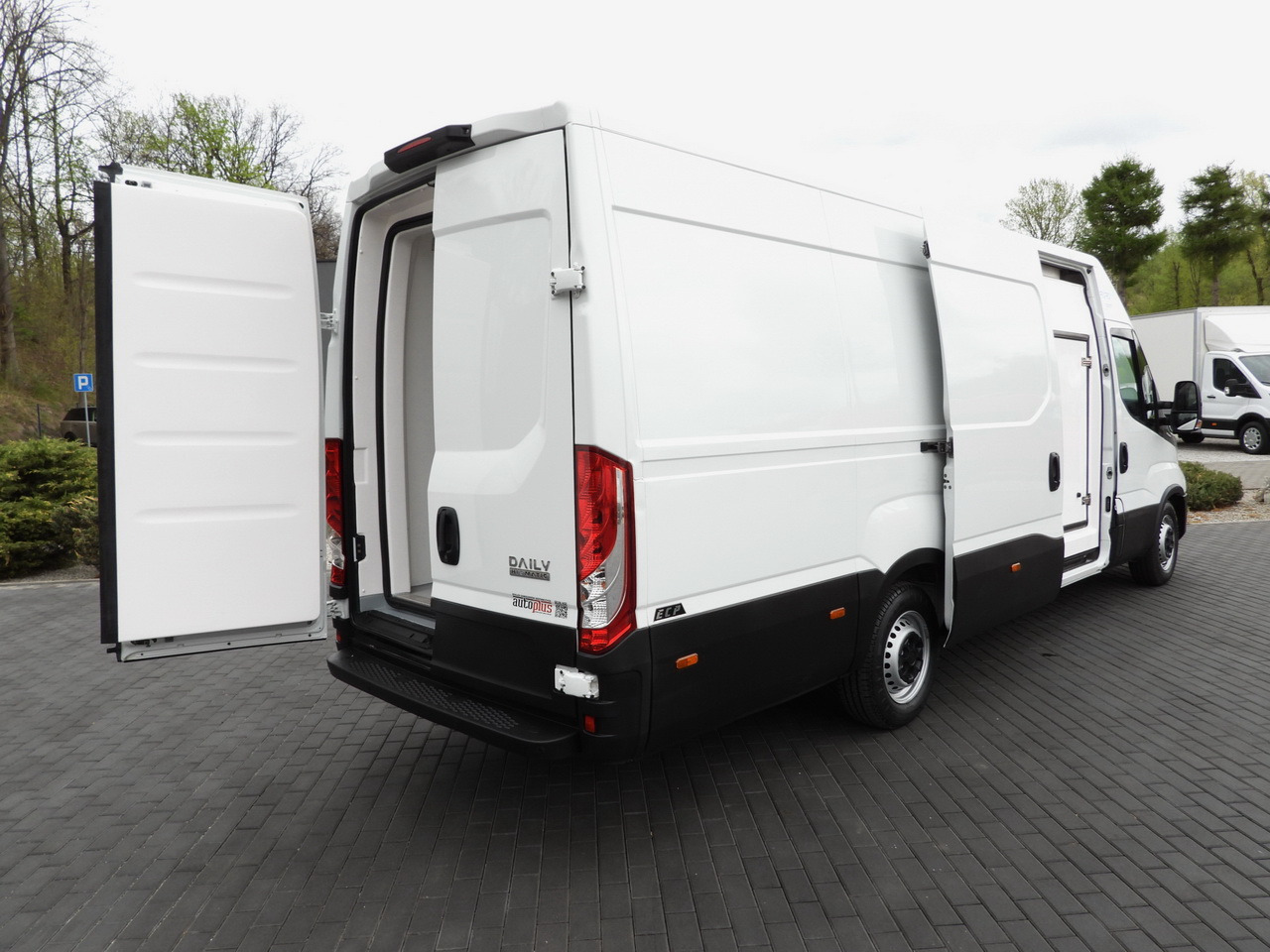 IVECO DAILY 35S14 REFRIGERATOR VAN 0*C POWER SUPPLY 230V CRUISE CONTROL AUTOMATIC TRANSMISSION HI-MATIC AIR CONDITIONING 140HP - Van berpendingin: gambar 3 IVECO DAILY 35S14 REFRIGERATOR VAN 0*C POWER SUPPLY 230V CRUISE CONTROL AUTOMATIC TRANSMISSION HI-MATIC AIR CONDITIONING 140HP - Van berpendingin: gambar 3