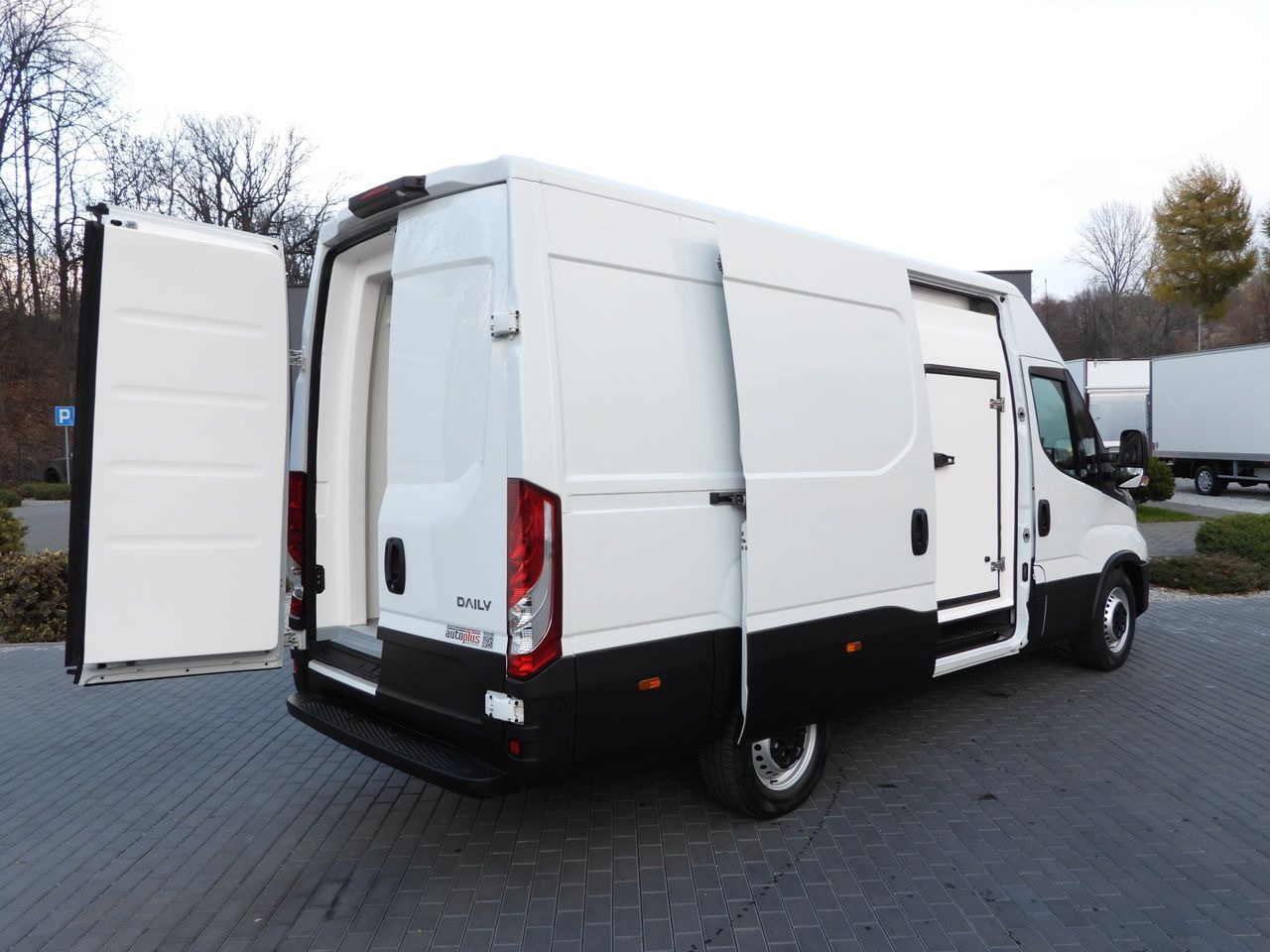 IVECO DAILY 35S14 REFRIGERATOR VAN 0*C POWER SUPPLY 230V NAVIGATION AUTOMATIC TRANSMISSION AIR CONDITIONING 140HP - Van berpendingin: gambar 3 IVECO DAILY 35S14 REFRIGERATOR VAN 0*C POWER SUPPLY 230V NAVIGATION AUTOMATIC TRANSMISSION AIR CONDITIONING 140HP - Van berpendingin: gambar 3