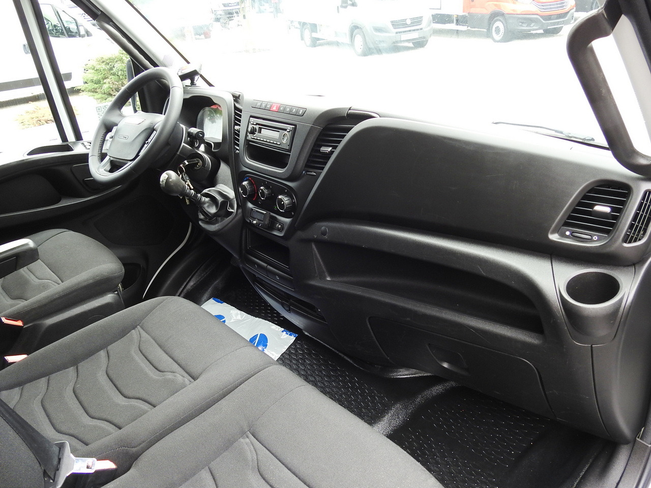 Van berpendingin IVECO DAILY 35S15 REGRIGERATOR BOX -12*C 8 PALLETS CRUISE CONTROL TWIN WHEELS AIR CONDITIONING  150HP: gambar 41