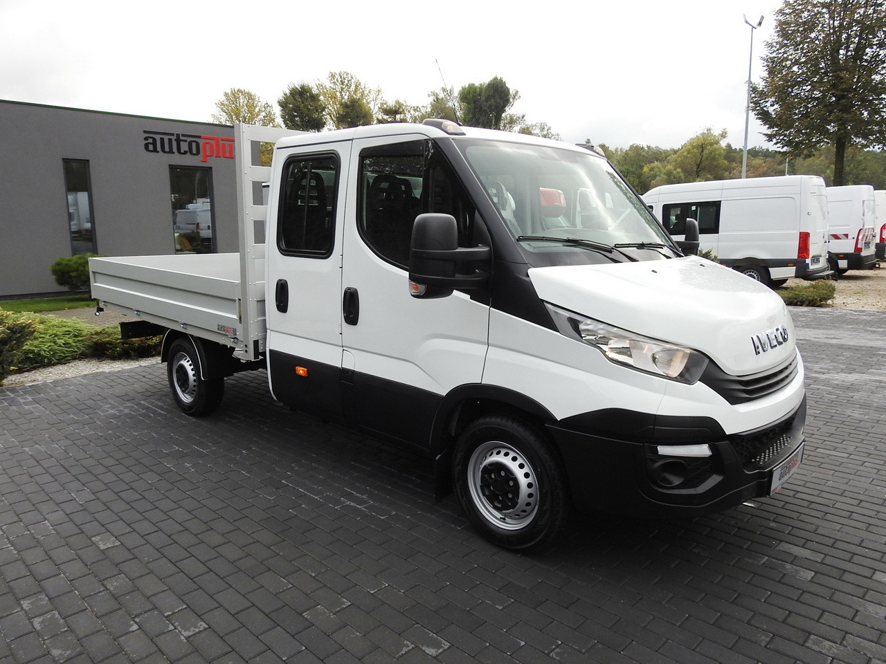 IVECO DAILY 35S15 STAKE BODY DOUBLE CABIN DOKA 7 SEATS AIR CONDITIONING 150HP - Van kombi: gambar 4 IVECO DAILY 35S15 STAKE BODY DOUBLE CABIN DOKA 7 SEATS AIR CONDITIONING 150HP - Van kombi: gambar 4