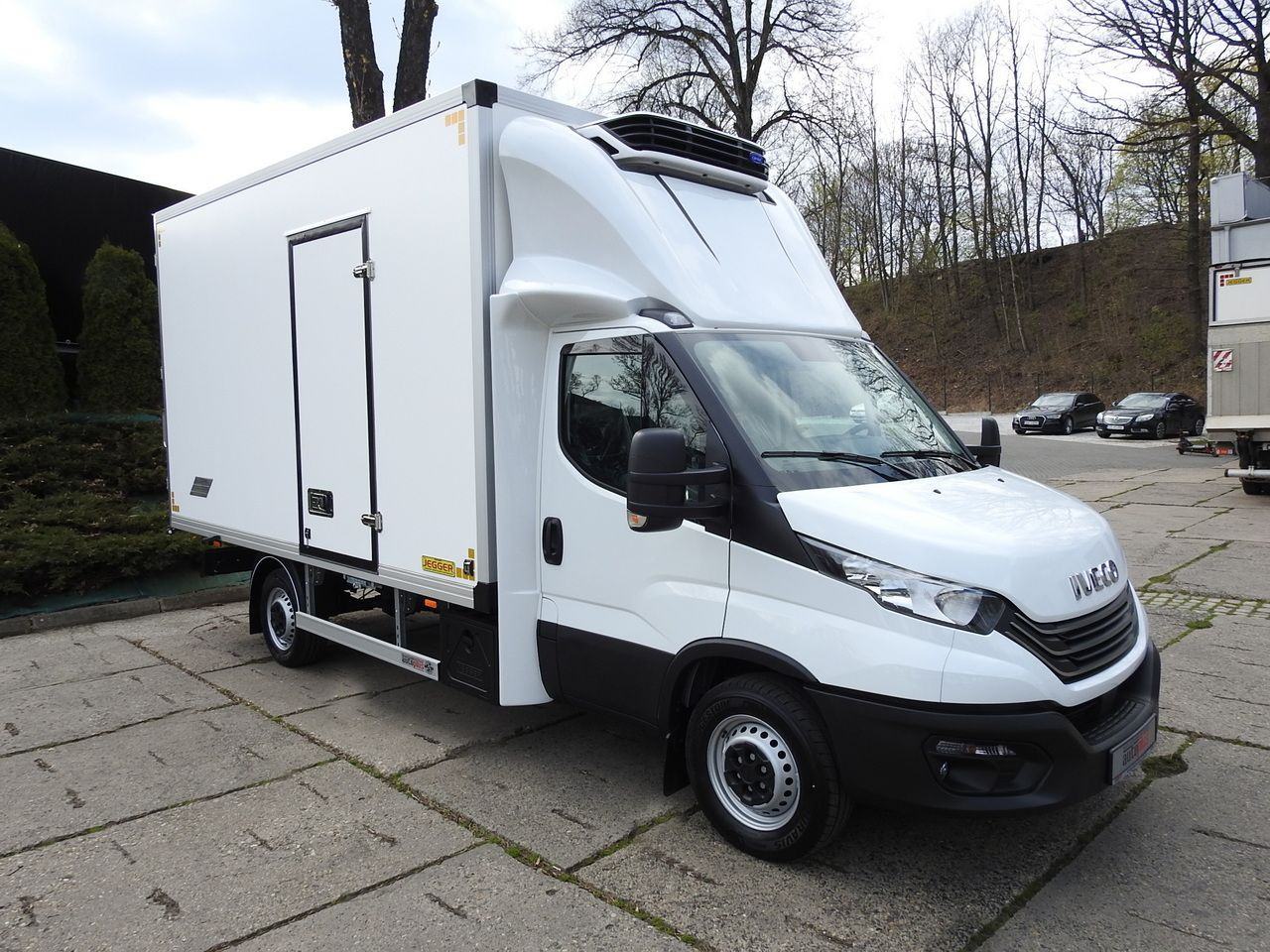 IVECO DAILY 35S16 NEW REGRIGERATOR BOX -10*C 8 PALLETS HEATING FUNCTION POWER SUPPLY 230V CRUISE CONTROL AIR CONDITIONING 160HP - Van berpendingin: gambar 4 IVECO DAILY 35S16 NEW REGRIGERATOR BOX -10*C 8 PALLETS HEATING FUNCTION POWER SUPPLY 230V CRUISE CONTROL AIR CONDITIONING 160HP - Van berpendingin: gambar 4