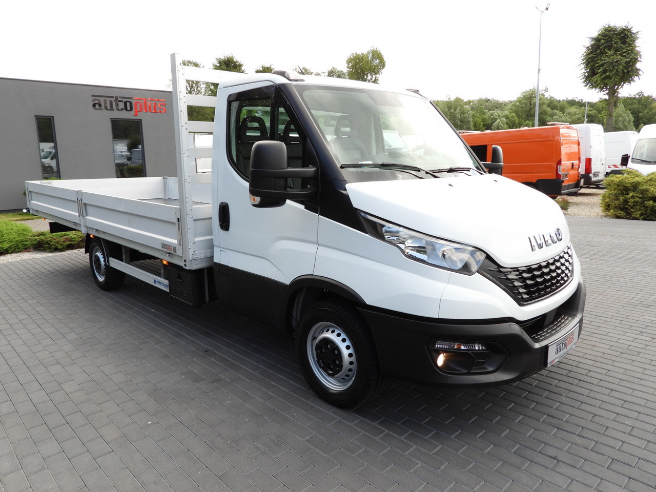 IVECO DAILY 35S16 STAKE BODY 10 PALLETS CRUISE CONTROL AIR CONDITIONING 160HP - Van flatbed: gambar 4 IVECO DAILY 35S16 STAKE BODY 10 PALLETS CRUISE CONTROL AIR CONDITIONING 160HP - Van flatbed: gambar 4