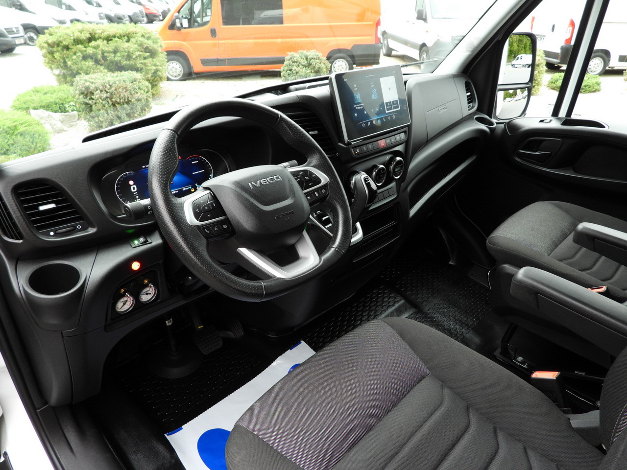 IVECO DAILY 35S18 BOX HI-MATIC LIFT 8 PALLETS CRUISE CONTROL NAVIGATION LED LIGHTS PNEUMATICS AUTOMATIC TRANSMISSION HI-MATIC AIR CONDITIONING 180HP - Van box: gambar 2 IVECO DAILY 35S18 BOX HI-MATIC LIFT 8 PALLETS CRUISE CONTROL NAVIGATION LED LIGHTS PNEUMATICS AUTOMATIC TRANSMISSION HI-MATIC AIR CONDITIONING 180HP - Van box: gambar 2