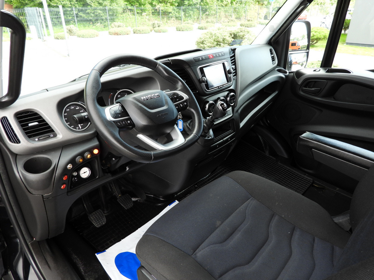 IVECO DAILY 35S18 BOX LIFT 8 PALLETS WEBASTO CRUISE CONTROL NAVIGATION LED LIGHTS PNEUMATICS AIR CONDITIONING 180HP - Van box: gambar 2 IVECO DAILY 35S18 BOX LIFT 8 PALLETS WEBASTO CRUISE CONTROL NAVIGATION LED LIGHTS PNEUMATICS AIR CONDITIONING 180HP - Van box: gambar 2