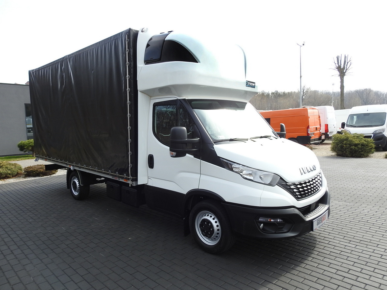 IVECO DAILY 35S18 TARPAULIN 10 PALLETS WEBASTO CRUISE CONTROL AIR CONDITIONING 180HP - Van dengan terpal samping: gambar 4 IVECO DAILY 35S18 TARPAULIN 10 PALLETS WEBASTO CRUISE CONTROL AIR CONDITIONING 180HP - Van dengan terpal samping: gambar 4