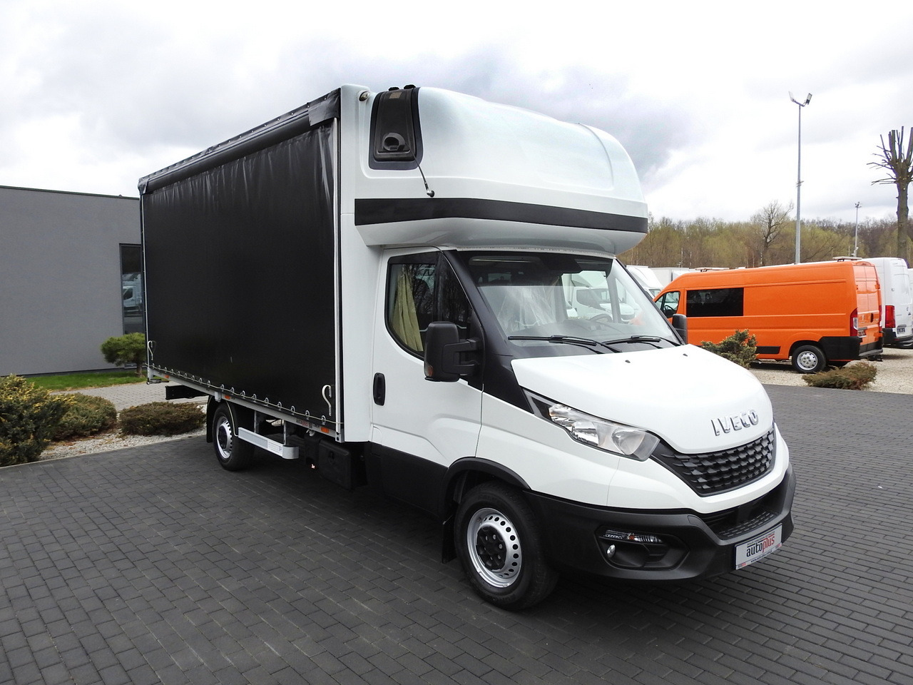 IVECO DAILY  35S18 TARPAULIN 10 PALLETS WEBASTO CRUISE CONTROL AIR CONDITIONING  180HP - Van dengan terpal samping: gambar 4 IVECO DAILY  35S18 TARPAULIN 10 PALLETS WEBASTO CRUISE CONTROL AIR CONDITIONING  180HP - Van dengan terpal samping: gambar 4