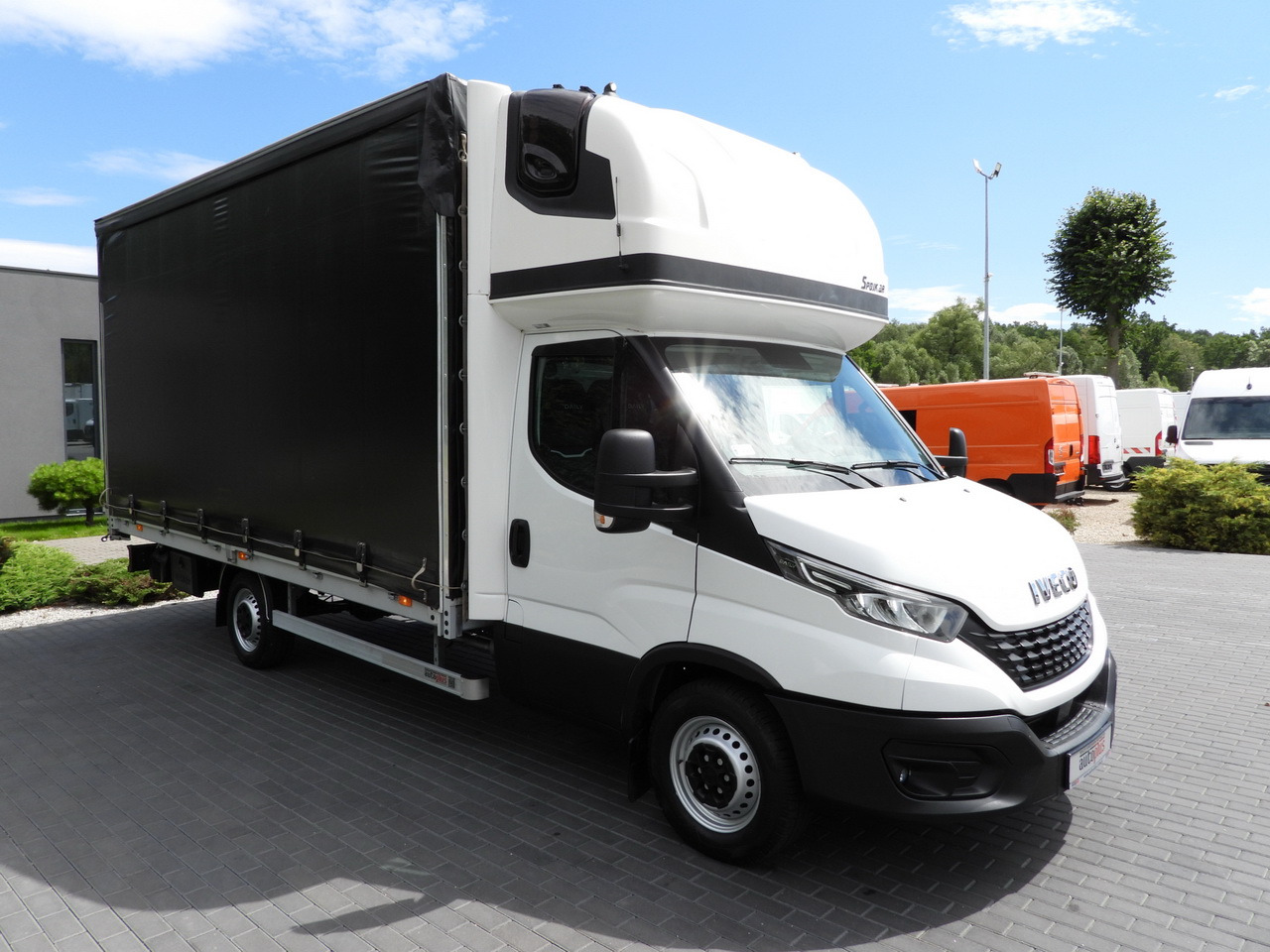 IVECO DAILY 35S18 TARPAULIN 10 PALLETS WEBASTO CRUISE CONTROL LED LIGHTS PNEUMATICS AIR CONDITIONING 180HP - Van dengan terpal samping: gambar 4 IVECO DAILY 35S18 TARPAULIN 10 PALLETS WEBASTO CRUISE CONTROL LED LIGHTS PNEUMATICS AIR CONDITIONING 180HP - Van dengan terpal samping: gambar 4