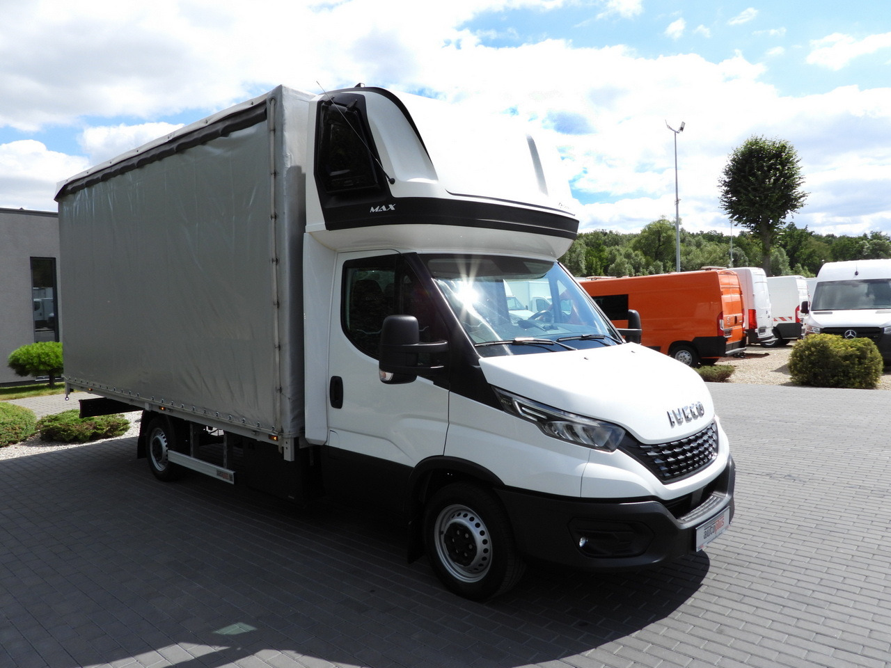 IVECO DAILY 35S18 TARPAULIN 10 PALLETS WEBASTO CRUISE CONTROL NAVIGATION LED LIGHTS AIR CONDITIONING 180HP - Van dengan terpal samping: gambar 4 IVECO DAILY 35S18 TARPAULIN 10 PALLETS WEBASTO CRUISE CONTROL NAVIGATION LED LIGHTS AIR CONDITIONING 180HP - Van dengan terpal samping: gambar 4