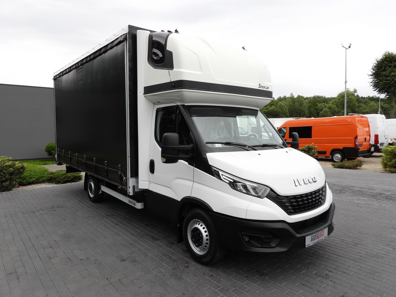 IVECO DAILY 35S18 TARPAULIN 10 PALLETS WEBASTO CRUISE CONTROL NAVIGATION LED LIGHTS AIR CONDITIONING 180HP - Van dengan terpal samping: gambar 4 IVECO DAILY 35S18 TARPAULIN 10 PALLETS WEBASTO CRUISE CONTROL NAVIGATION LED LIGHTS AIR CONDITIONING 180HP - Van dengan terpal samping: gambar 4