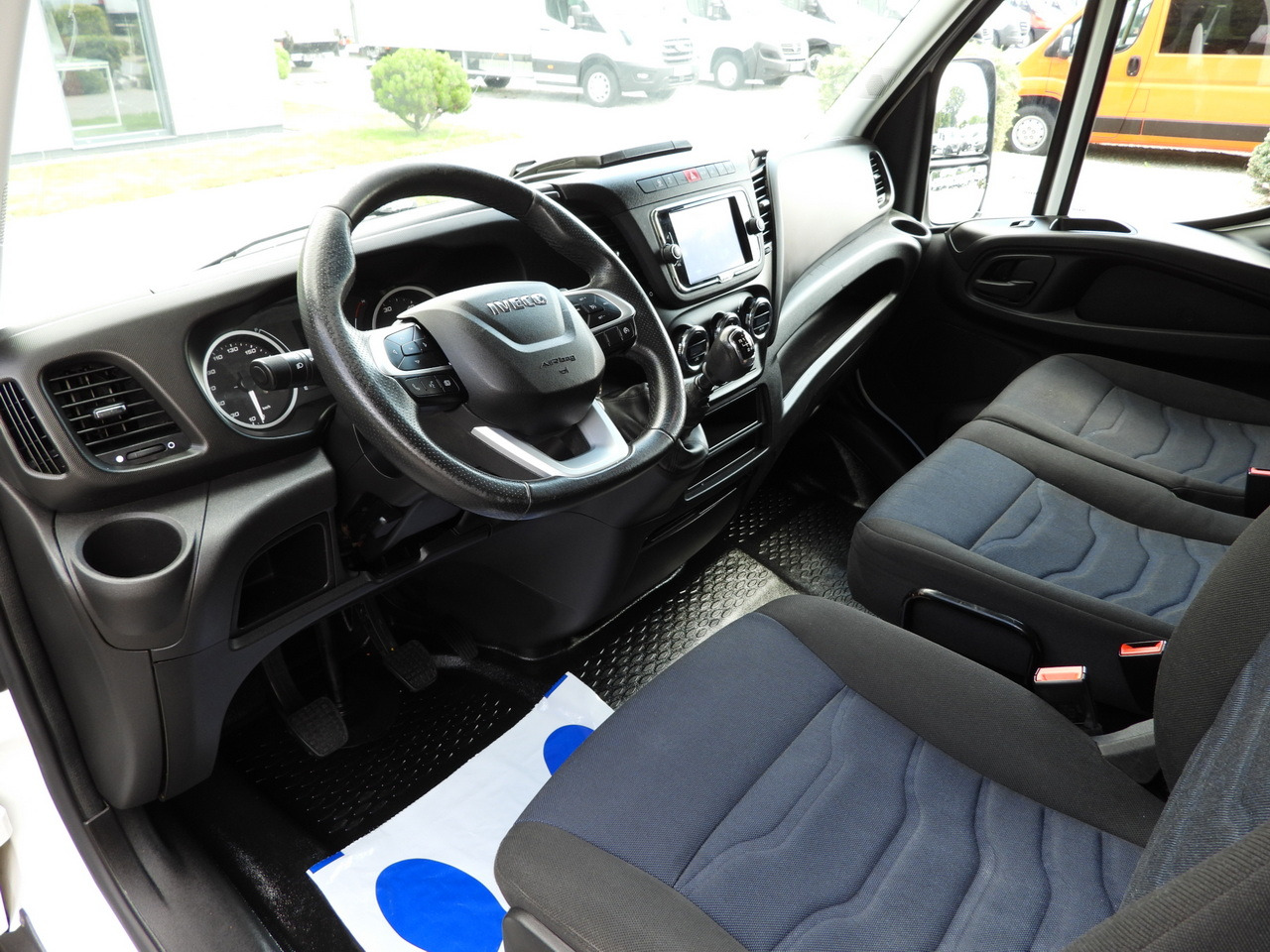 IVECO DAILY 35S18 TARPAULIN 10 PALLETS WEBASTO CRUISE CONTROL NAVIGATION LED LIGHTS AIR CONDITIONING 180HP - Van dengan terpal samping: gambar 2 IVECO DAILY 35S18 TARPAULIN 10 PALLETS WEBASTO CRUISE CONTROL NAVIGATION LED LIGHTS AIR CONDITIONING 180HP - Van dengan terpal samping: gambar 2