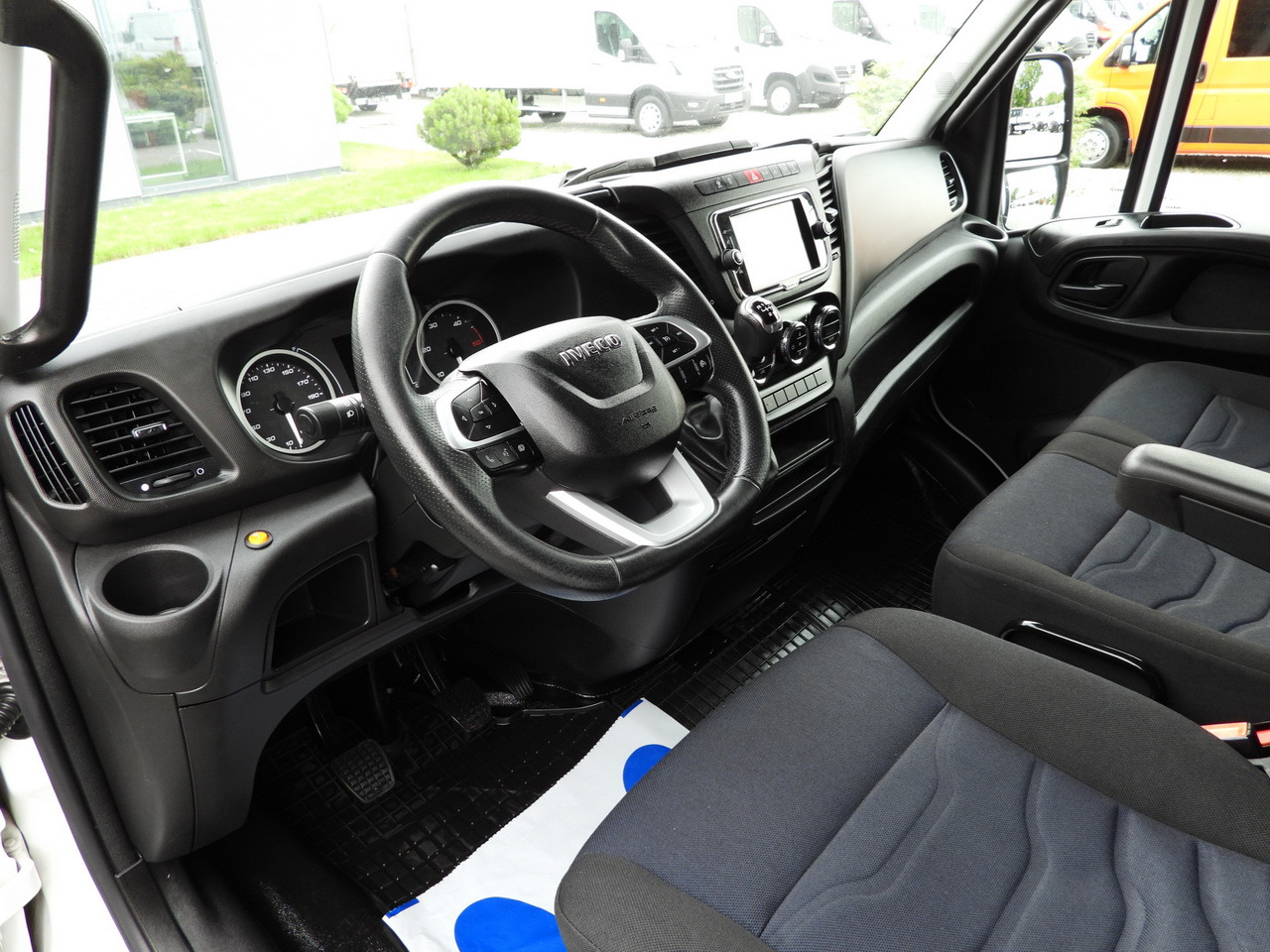 IVECO DAILY 35S18 TARPAULIN 10 PALLETS WEBASTO CRUISE CONTROL NAVIGATION LED LIGHTS AIR CONDITIONING 180HP - Van dengan terpal samping: gambar 2 IVECO DAILY 35S18 TARPAULIN 10 PALLETS WEBASTO CRUISE CONTROL NAVIGATION LED LIGHTS AIR CONDITIONING 180HP - Van dengan terpal samping: gambar 2