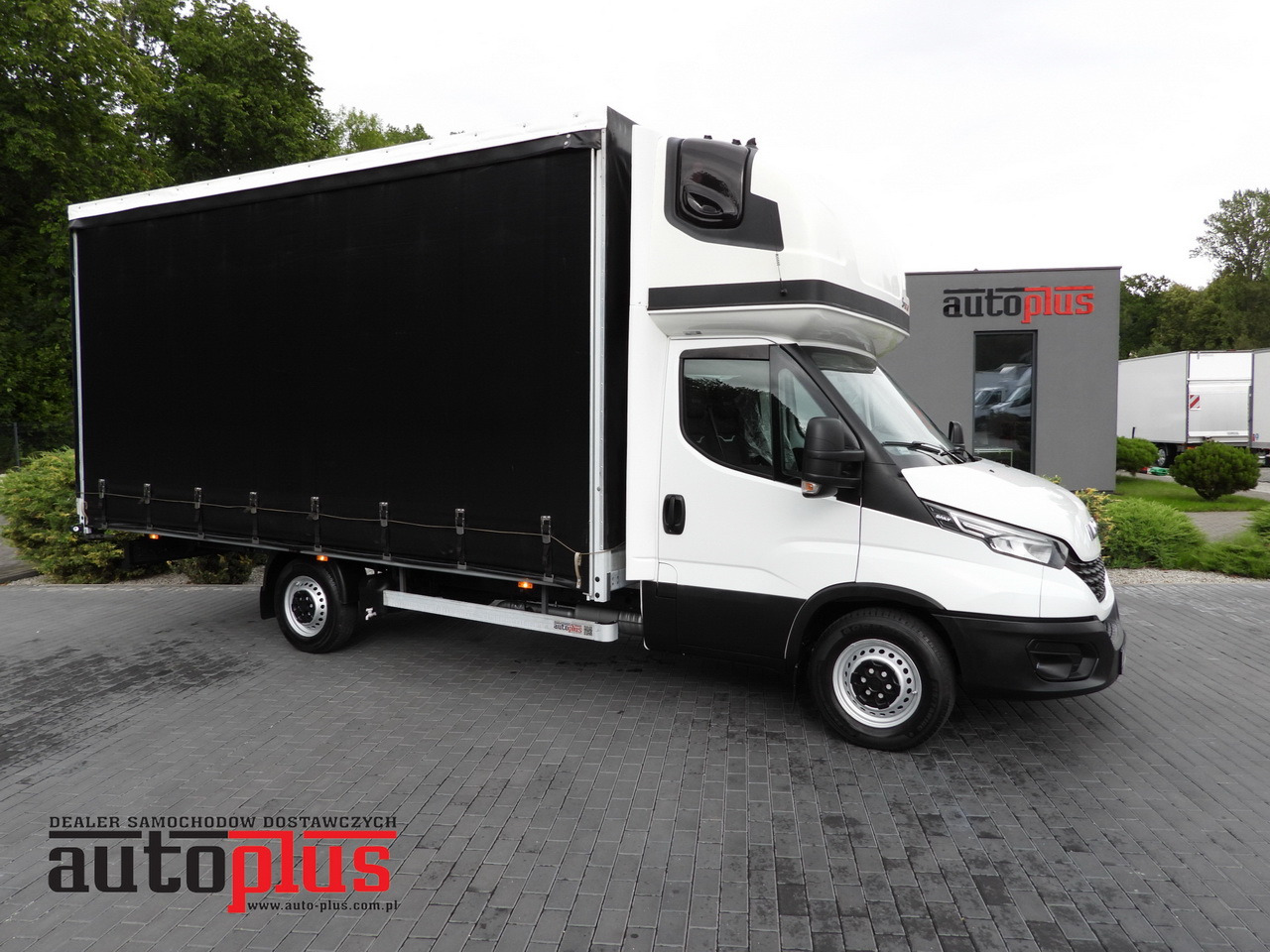 IVECO DAILY 35S18 TARPAULIN 10 PALLETS WEBASTO CRUISE CONTROL NAVIGATION LED LIGHTS AIR CONDITIONING 180HP - Van dengan terpal samping: gambar 1 IVECO DAILY 35S18 TARPAULIN 10 PALLETS WEBASTO CRUISE CONTROL NAVIGATION LED LIGHTS AIR CONDITIONING 180HP - Van dengan terpal samping: gambar 1