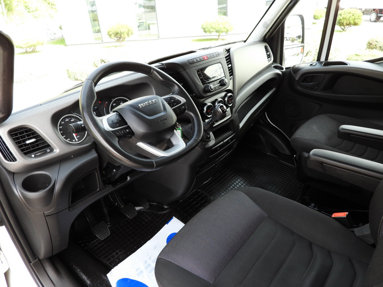 IVECO DAILY 35S18 TARPAULIN LIFT 8 PALLETS CRUISE CONTROL AIR CONDITIONING 180HP - Van dengan terpal samping: gambar 2 IVECO DAILY 35S18 TARPAULIN LIFT 8 PALLETS CRUISE CONTROL AIR CONDITIONING 180HP - Van dengan terpal samping: gambar 2