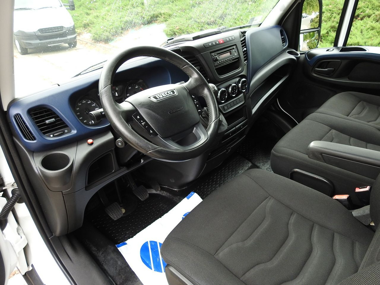 IVECO DAILY 35S18 TARPAULIN LIFT 8 PALLETS CRUISE CONTROL AIR CONDITIONING 180HP - Van dengan terpal samping: gambar 2 IVECO DAILY 35S18 TARPAULIN LIFT 8 PALLETS CRUISE CONTROL AIR CONDITIONING 180HP - Van dengan terpal samping: gambar 2