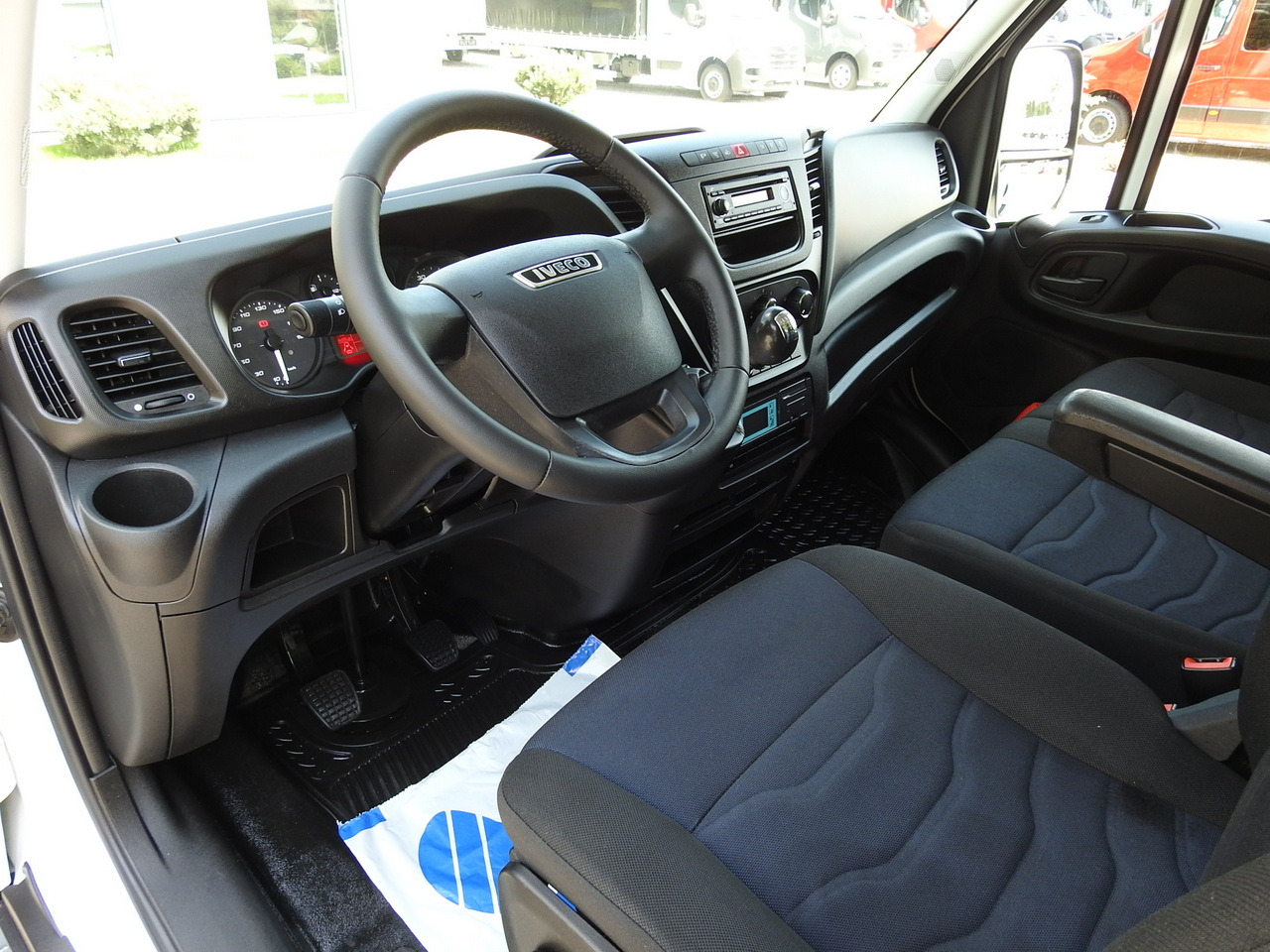 IVECO DAILY 50C15 REGRIGERATOR BOX -5*C POWER SUPPLY 230V AIR CONDITIONING TWIN WHEELS 150HP - Van berpendingin: gambar 2 IVECO DAILY 50C15 REGRIGERATOR BOX -5*C POWER SUPPLY 230V AIR CONDITIONING TWIN WHEELS 150HP - Van berpendingin: gambar 2