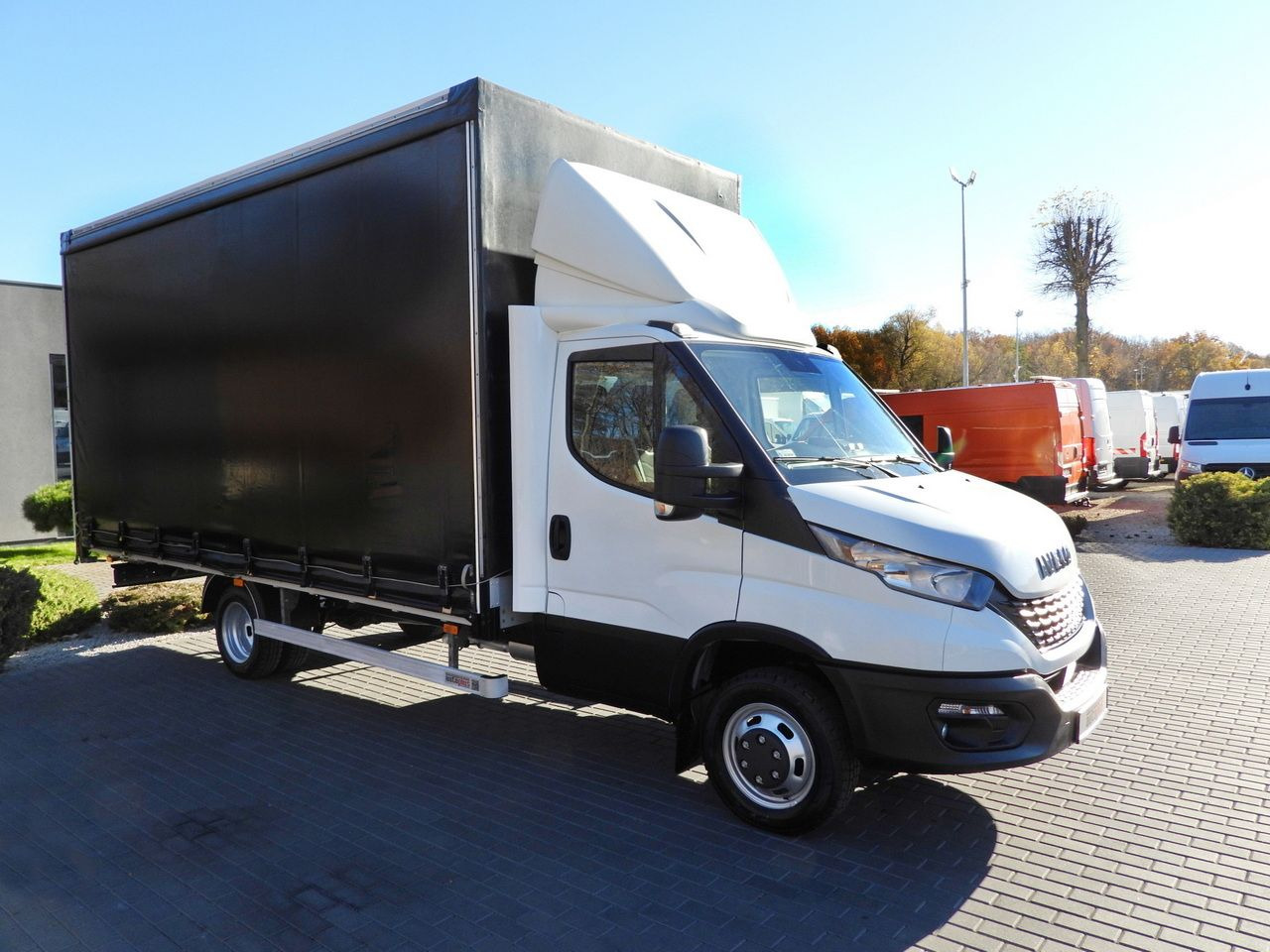 IVECO DAILY 50C17 TARPAULIN 10 PALLETS CRUISE CONTROL TWIN WHEELS AIR CONDITIONING 180HP - Van dengan terpal samping: gambar 4 IVECO DAILY 50C17 TARPAULIN 10 PALLETS CRUISE CONTROL TWIN WHEELS AIR CONDITIONING 180HP - Van dengan terpal samping: gambar 4