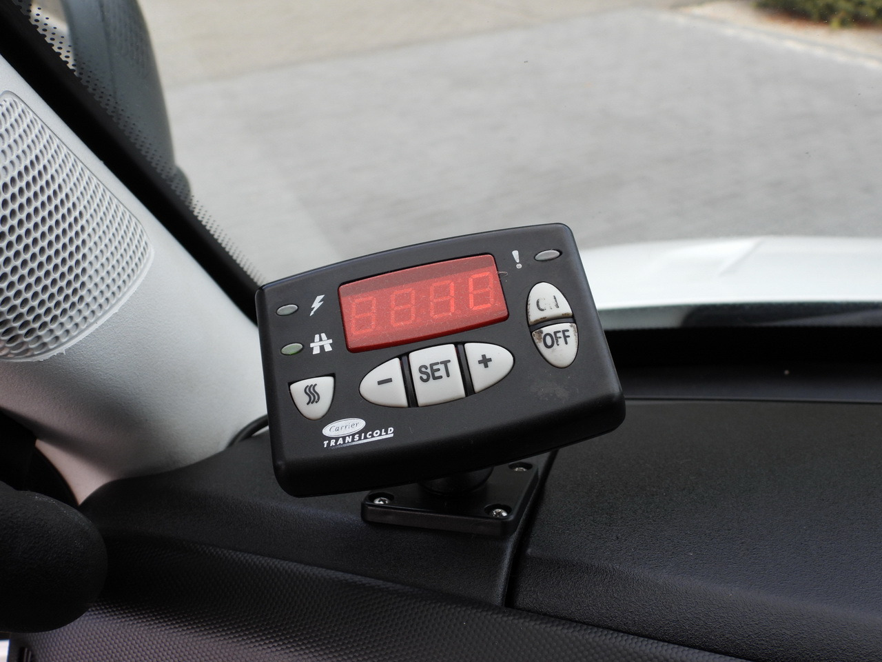 Truk berpendingin IVECO DAILY 70C17 REFRIGERATOR 1*C LIFT 10 PALLETS POWER SUPPLY 230V CRUISE CONTROL AIR CONDITIONING PNEUMATICS AUTOMATIC TRANSMISSION HI-MATIC TWIN WHEELS 170HP: gambar 39 Truk berpendingin IVECO DAILY 70C17 REFRIGERATOR 1*C LIFT 10 PALLETS POWER SUPPLY 230V CRUISE CONTROL AIR CONDITIONING PNEUMATICS AUTOMATIC TRANSMISSION HI-MATIC TWIN WHEELS 170HP: gambar 39