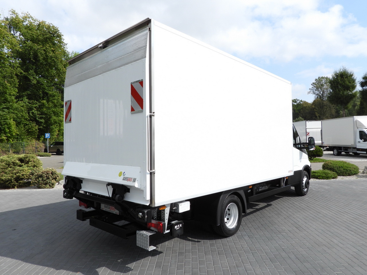 IVECO DAILY 70C17 REFRIGERATOR 1*C LIFT 10 PALLETS POWER SUPPLY 230V CRUISE CONTROL AIR CONDITIONING PNEUMATICS AUTOMATIC TRANSMISSION HI-MATIC TWIN WHEELS 170HP - Truk berpendingin: gambar 3 IVECO DAILY 70C17 REFRIGERATOR 1*C LIFT 10 PALLETS POWER SUPPLY 230V CRUISE CONTROL AIR CONDITIONING PNEUMATICS AUTOMATIC TRANSMISSION HI-MATIC TWIN WHEELS 170HP - Truk berpendingin: gambar 3