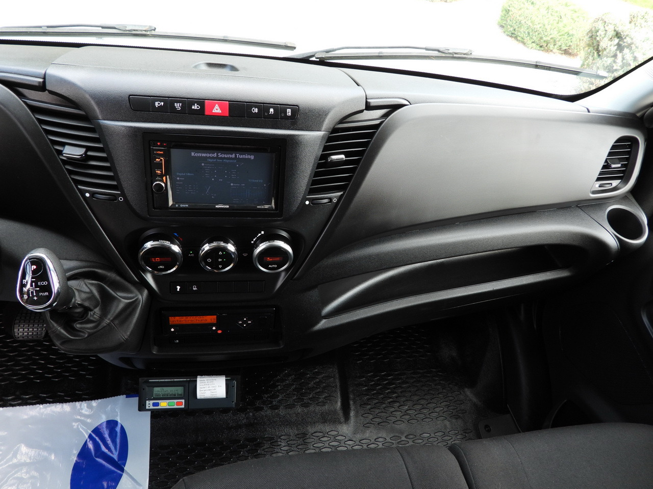 Truk berpendingin IVECO DAILY 70C17 REFRIGERATOR 1*C LIFT 10 PALLETS POWER SUPPLY 230V CRUISE CONTROL AIR CONDITIONING PNEUMATICS AUTOMATIC TRANSMISSION HI-MATIC TWIN WHEELS 170HP: gambar 37 Truk berpendingin IVECO DAILY 70C17 REFRIGERATOR 1*C LIFT 10 PALLETS POWER SUPPLY 230V CRUISE CONTROL AIR CONDITIONING PNEUMATICS AUTOMATIC TRANSMISSION HI-MATIC TWIN WHEELS 170HP: gambar 37