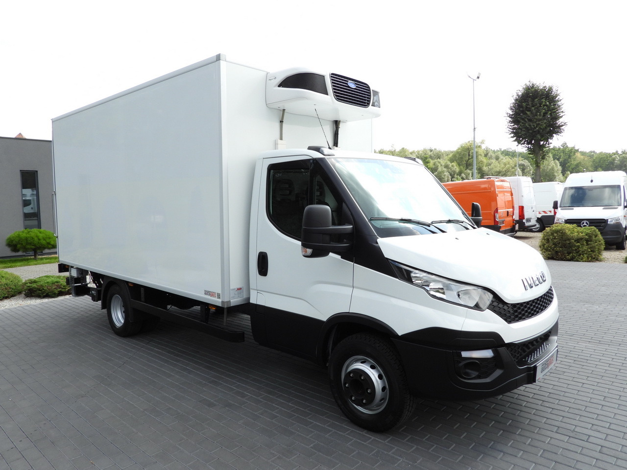 IVECO DAILY 70C17 REFRIGERATOR 1*C LIFT 10 PALLETS POWER SUPPLY 230V CRUISE CONTROL AIR CONDITIONING PNEUMATICS AUTOMATIC TRANSMISSION HI-MATIC TWIN WHEELS 170HP - Truk berpendingin: gambar 4 IVECO DAILY 70C17 REFRIGERATOR 1*C LIFT 10 PALLETS POWER SUPPLY 230V CRUISE CONTROL AIR CONDITIONING PNEUMATICS AUTOMATIC TRANSMISSION HI-MATIC TWIN WHEELS 170HP - Truk berpendingin: gambar 4
