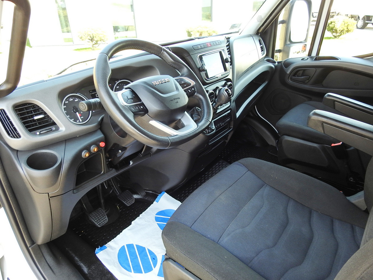 IVECO DAILY 70C18 BOX LIFT 14 PALLETS WEBASTO CRUISE CONTROL NAVIGATION LED LIGHTS TWIN WHEELS AIR CONDITIONING 180HP - Truk box: gambar 2 IVECO DAILY 70C18 BOX LIFT 14 PALLETS WEBASTO CRUISE CONTROL NAVIGATION LED LIGHTS TWIN WHEELS AIR CONDITIONING 180HP - Truk box: gambar 2