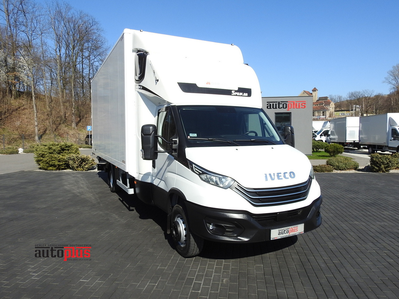 IVECO DAILY 70C18 BOX LIFT 14 PALLETS WEBASTO CRUISE CONTROL NAVIGATION LED LIGHTS TWIN WHEELS AIR CONDITIONING 180HP - Truk box: gambar 1 IVECO DAILY 70C18 BOX LIFT 14 PALLETS WEBASTO CRUISE CONTROL NAVIGATION LED LIGHTS TWIN WHEELS AIR CONDITIONING 180HP - Truk box: gambar 1