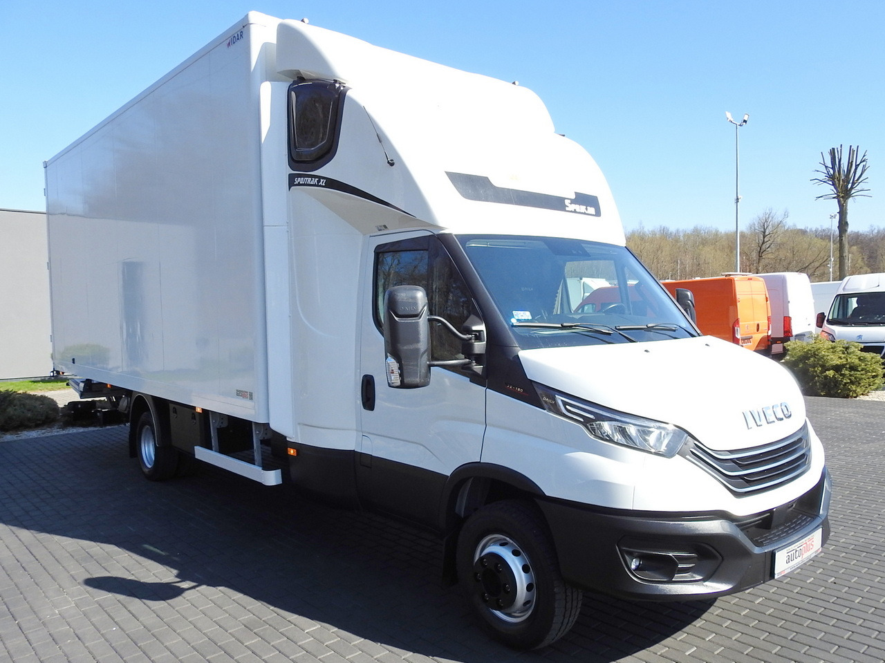 IVECO DAILY 70C18 BOX LIFT 14 PALLETS WEBASTO CRUISE CONTROL NAVIGATION LED LIGHTS TWIN WHEELS AIR CONDITIONING 180HP - Van box: gambar 4 IVECO DAILY 70C18 BOX LIFT 14 PALLETS WEBASTO CRUISE CONTROL NAVIGATION LED LIGHTS TWIN WHEELS AIR CONDITIONING 180HP - Van box: gambar 4