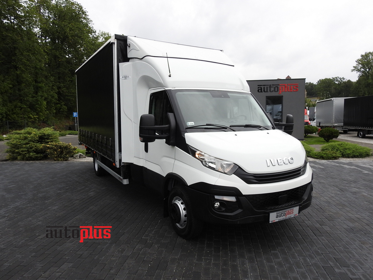 IVECO DAILY 70C18 TARPAULIN LIFT 12 PALLETS WEBASTO CRUISE CONTROL TWIN WHEELS AIR CONDITIONING 180HP - Truk dengan terpal samping: gambar 1 IVECO DAILY 70C18 TARPAULIN LIFT 12 PALLETS WEBASTO CRUISE CONTROL TWIN WHEELS AIR CONDITIONING 180HP - Truk dengan terpal samping: gambar 1