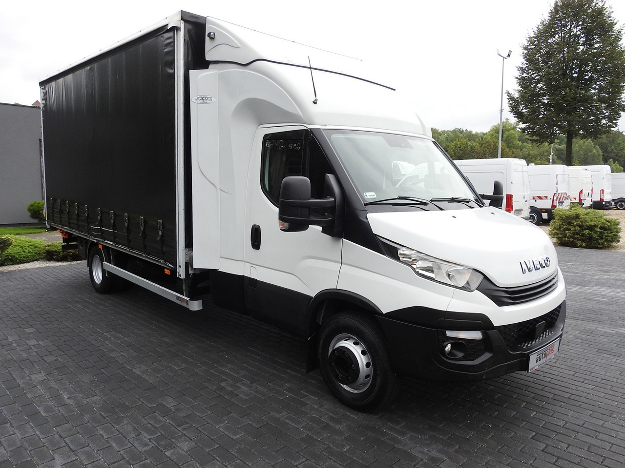 IVECO DAILY 70C18 TARPAULIN LIFT 12 PALLETS WEBASTO CRUISE CONTROL TWIN WHEELS AIR CONDITIONING 180HP - Van dengan terpal samping: gambar 4 IVECO DAILY 70C18 TARPAULIN LIFT 12 PALLETS WEBASTO CRUISE CONTROL TWIN WHEELS AIR CONDITIONING 180HP - Van dengan terpal samping: gambar 4